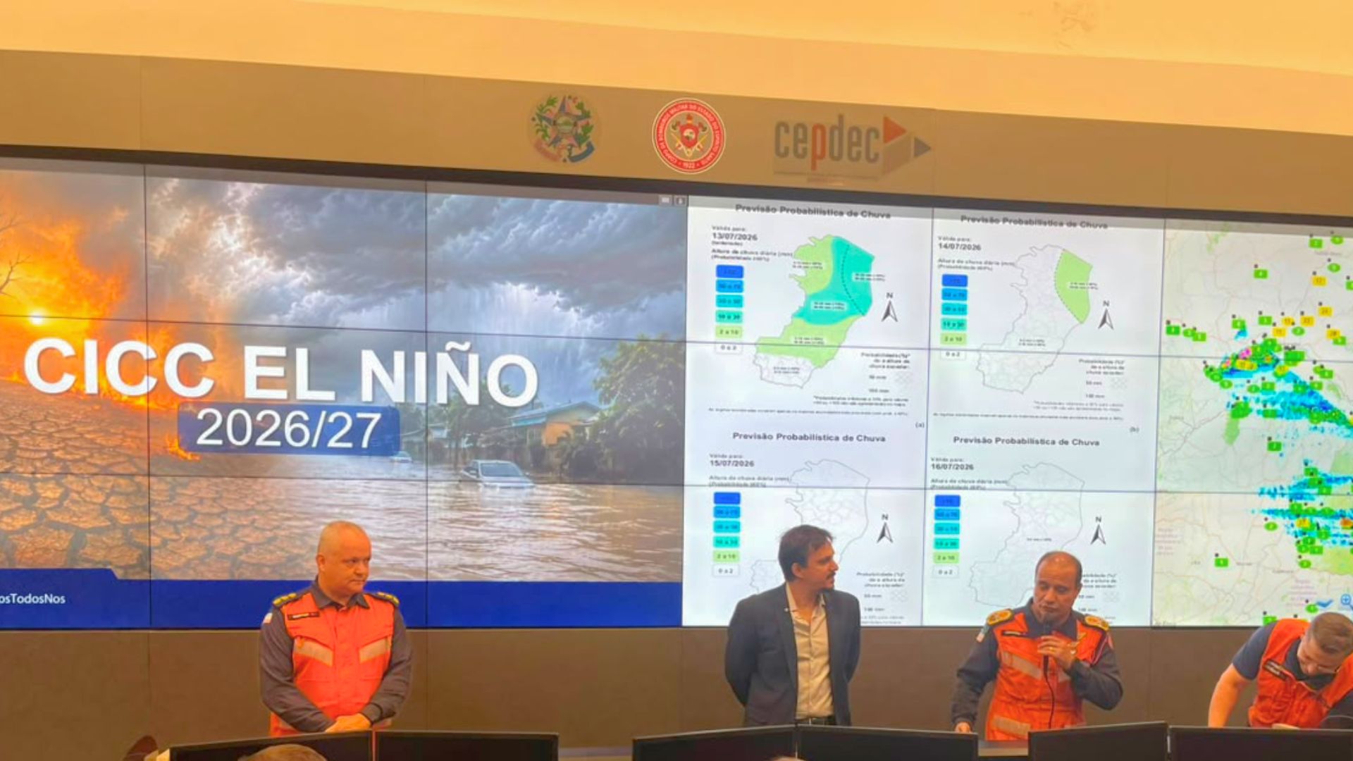Coronel Marcio Machado, diretor de operações do CBMES; Victor Ricciardi, secretário de Estado de Meio Ambiente; ⁠Coronel Alexandre Cerqueira, comandante-geral do CBMES; Coronel Benício Ferrari Júnior, coordenador Estadual de Proteção e Defesa Civil