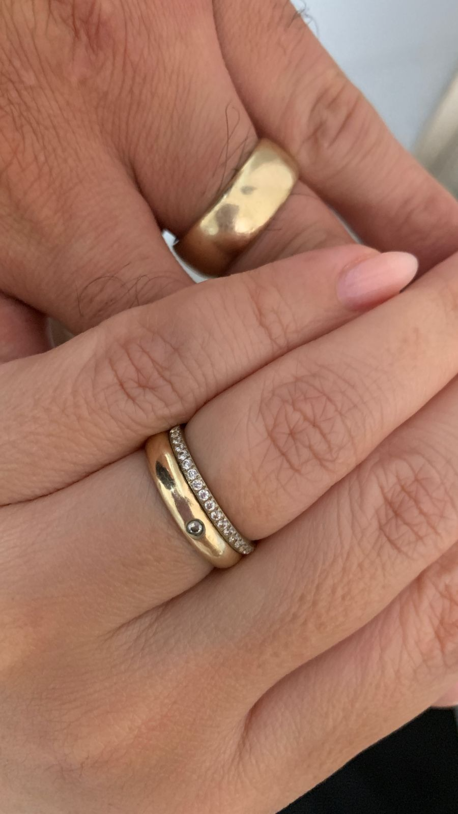 Alianças diferentes, refletindo os gostos e personalidades do casal Leandro e Paula