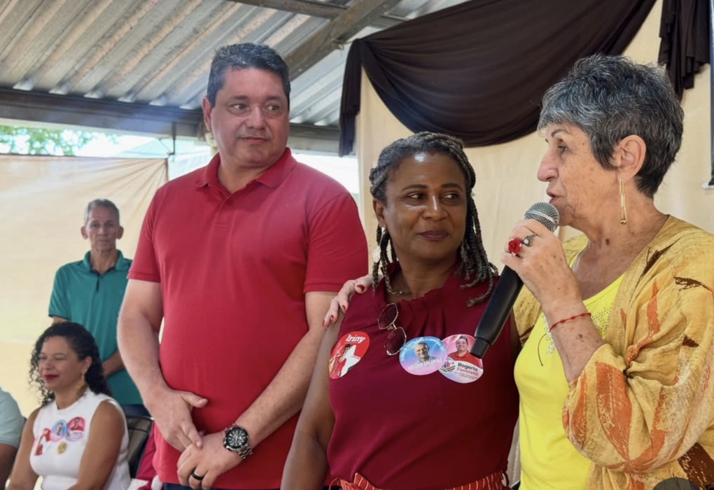 Professora Valdirene (ao centro) foi anunciada por Iriny Lopes para a militância em evento interno do PT 2.jpg