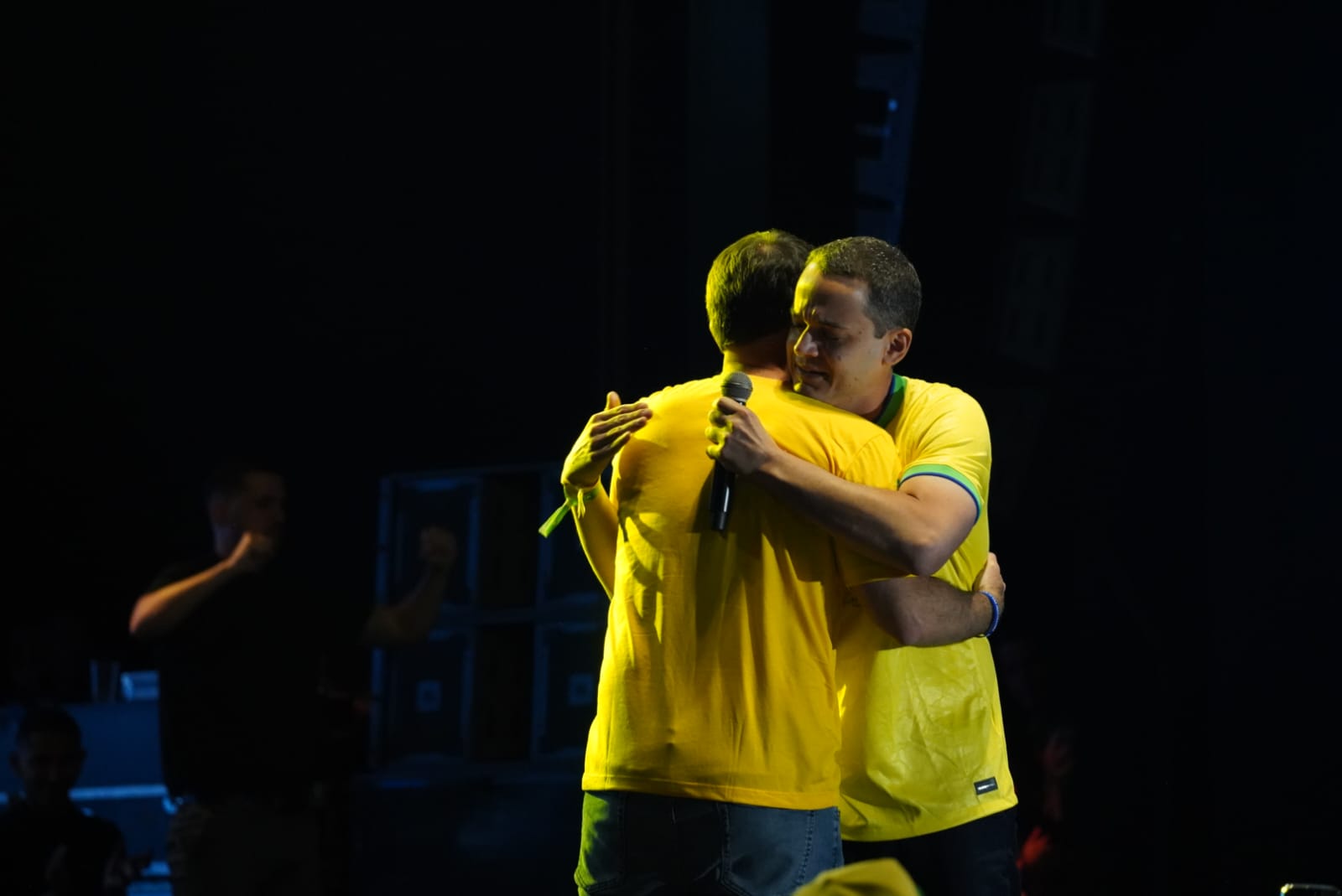 Flávio Bolsonaro e Lorenzo Pazolini se abraçam em evento do PL em Vitória (18/07/2026)