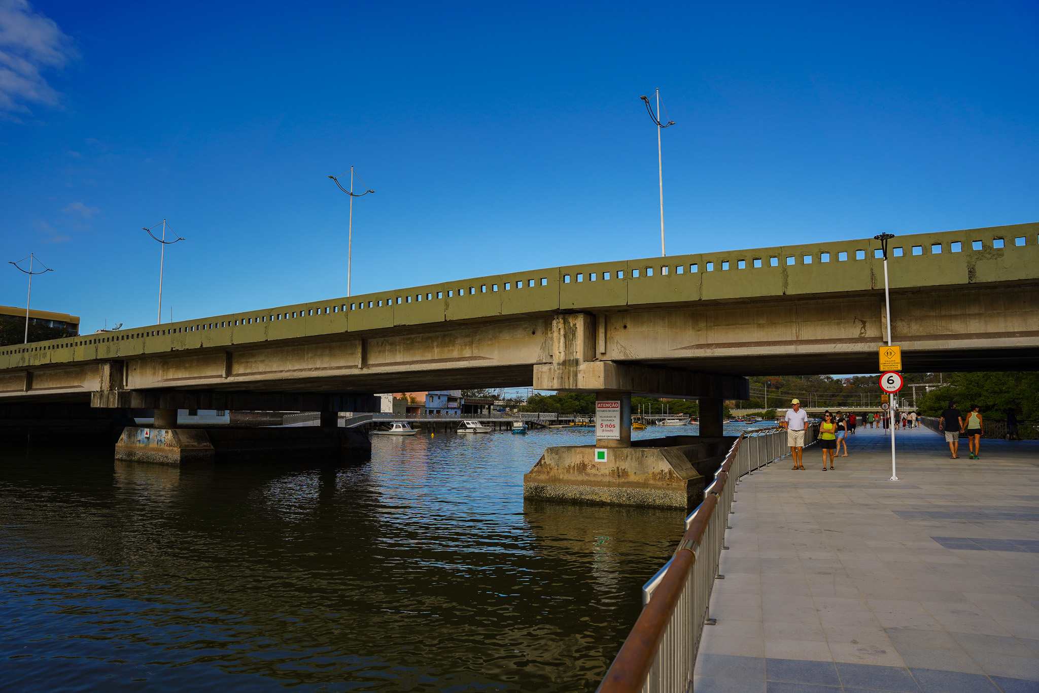 Parte da nova orla do Canal de Camburi, na Praia do Canto, foi inaugurada