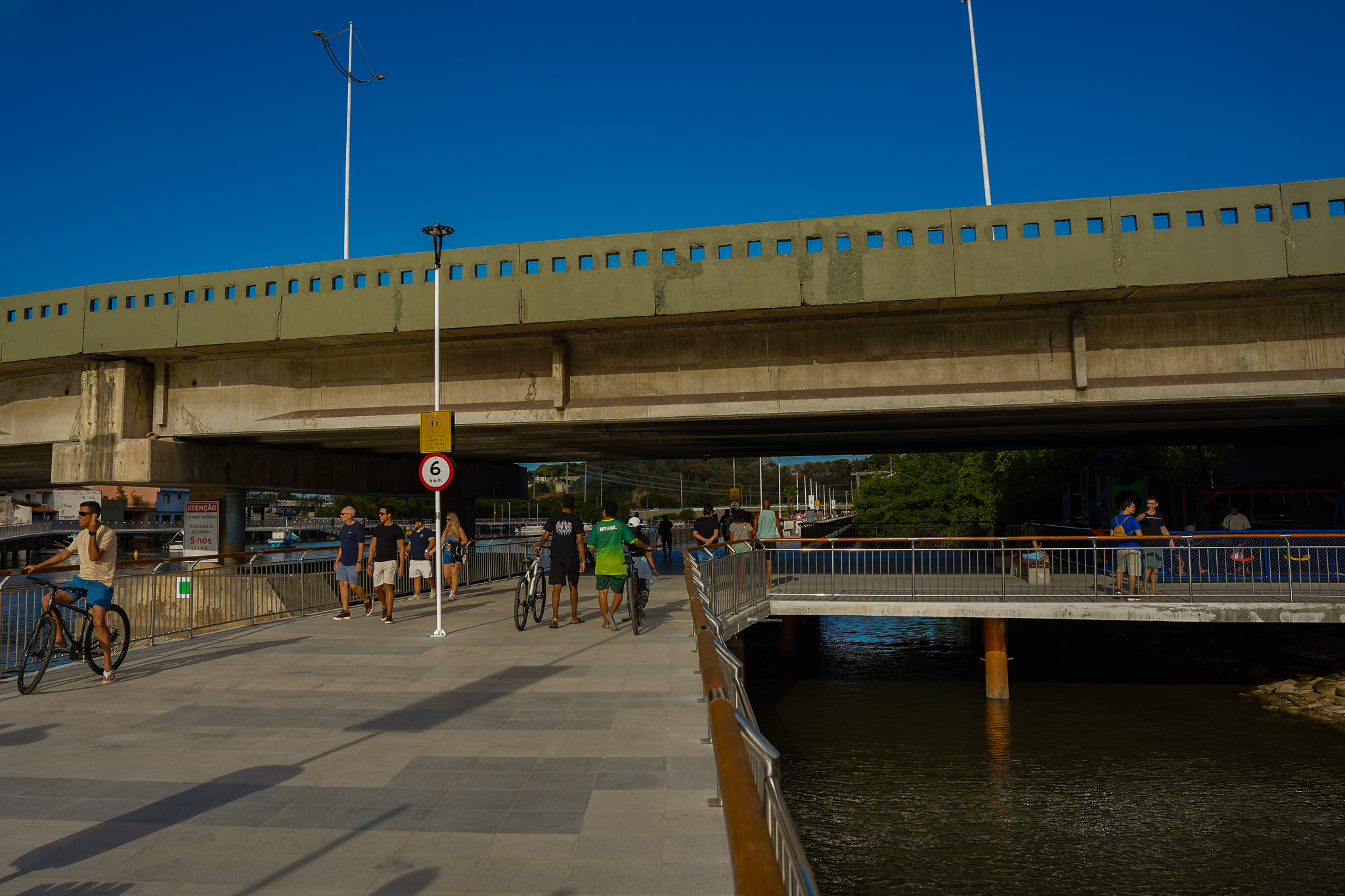 Parte da nova orla do Canal de Camburi, na Praia do Canto, foi inaugurada