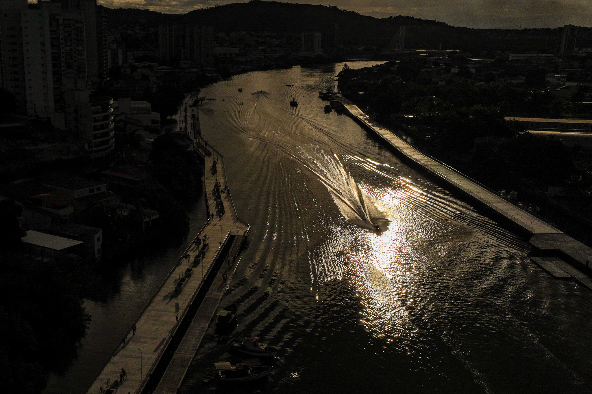 Parte da nova orla do Canal de Camburi, na Praia do Canto, foi inaugurada