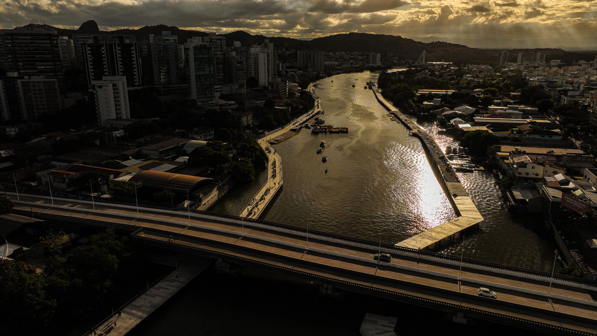 Parte da nova orla do Canal de Camburi, na Praia do Canto, foi inaugurada