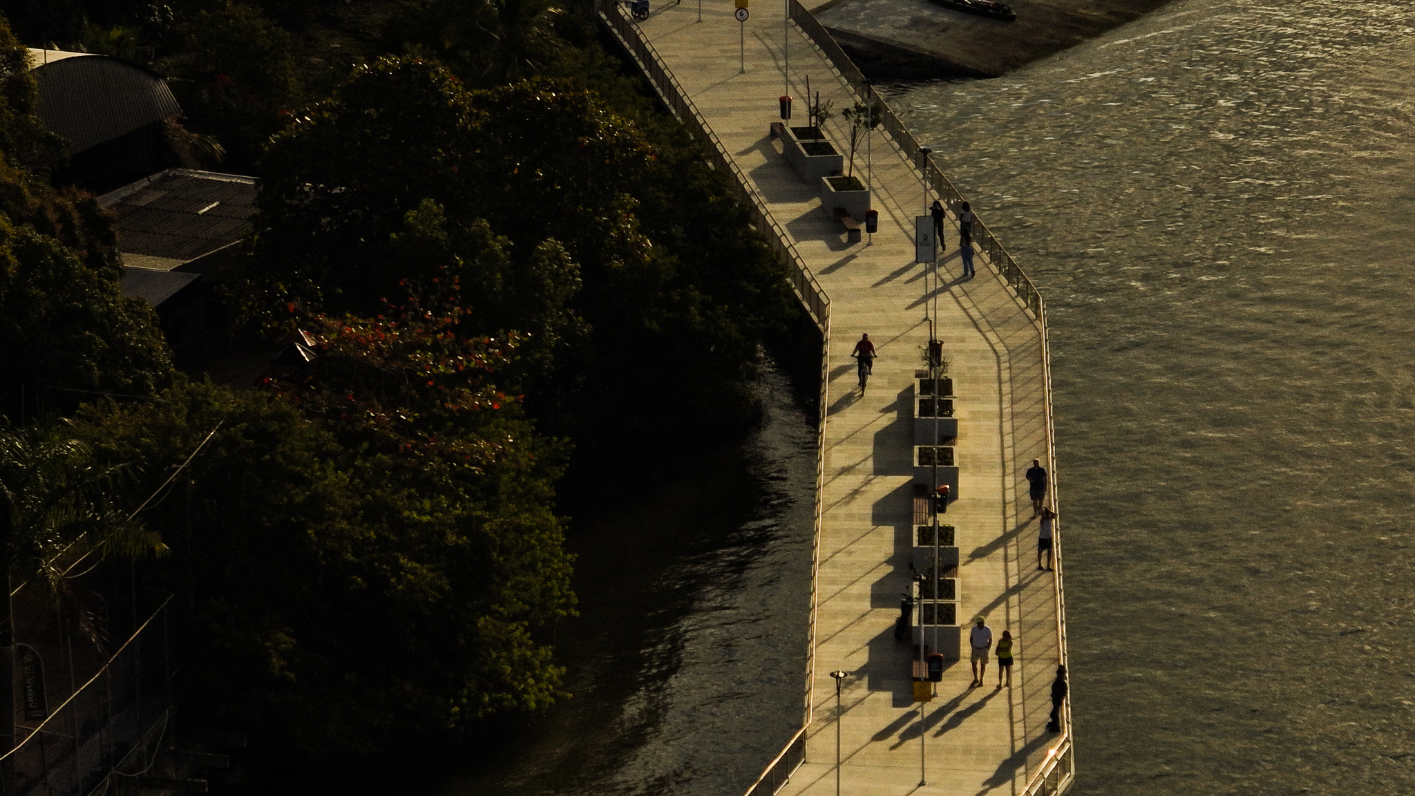 Parte da nova orla do Canal de Camburi, na Praia do Canto, foi inaugurada