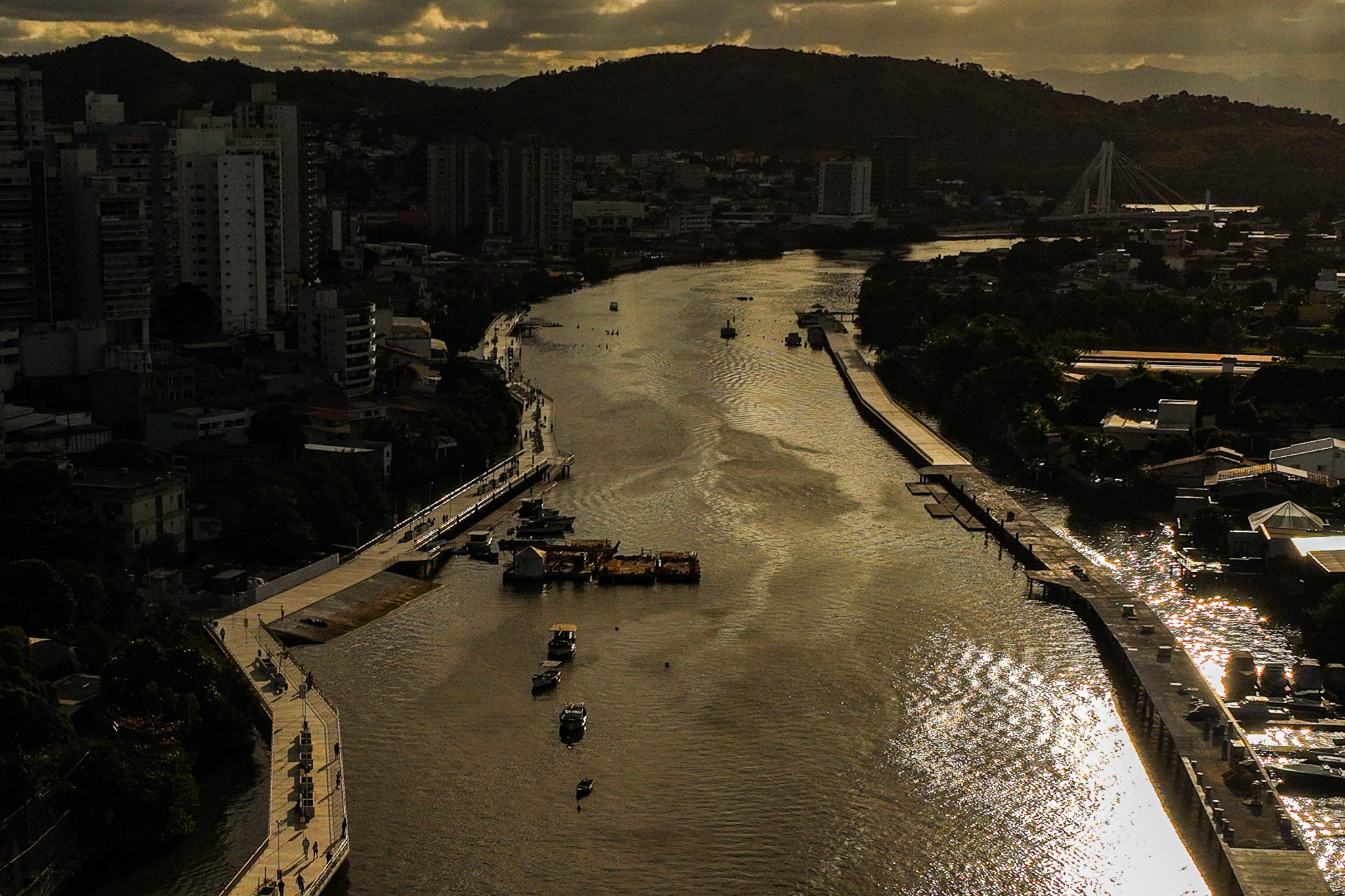 Parte da nova orla do Canal de Camburi, na Praia do Canto, foi inaugurada