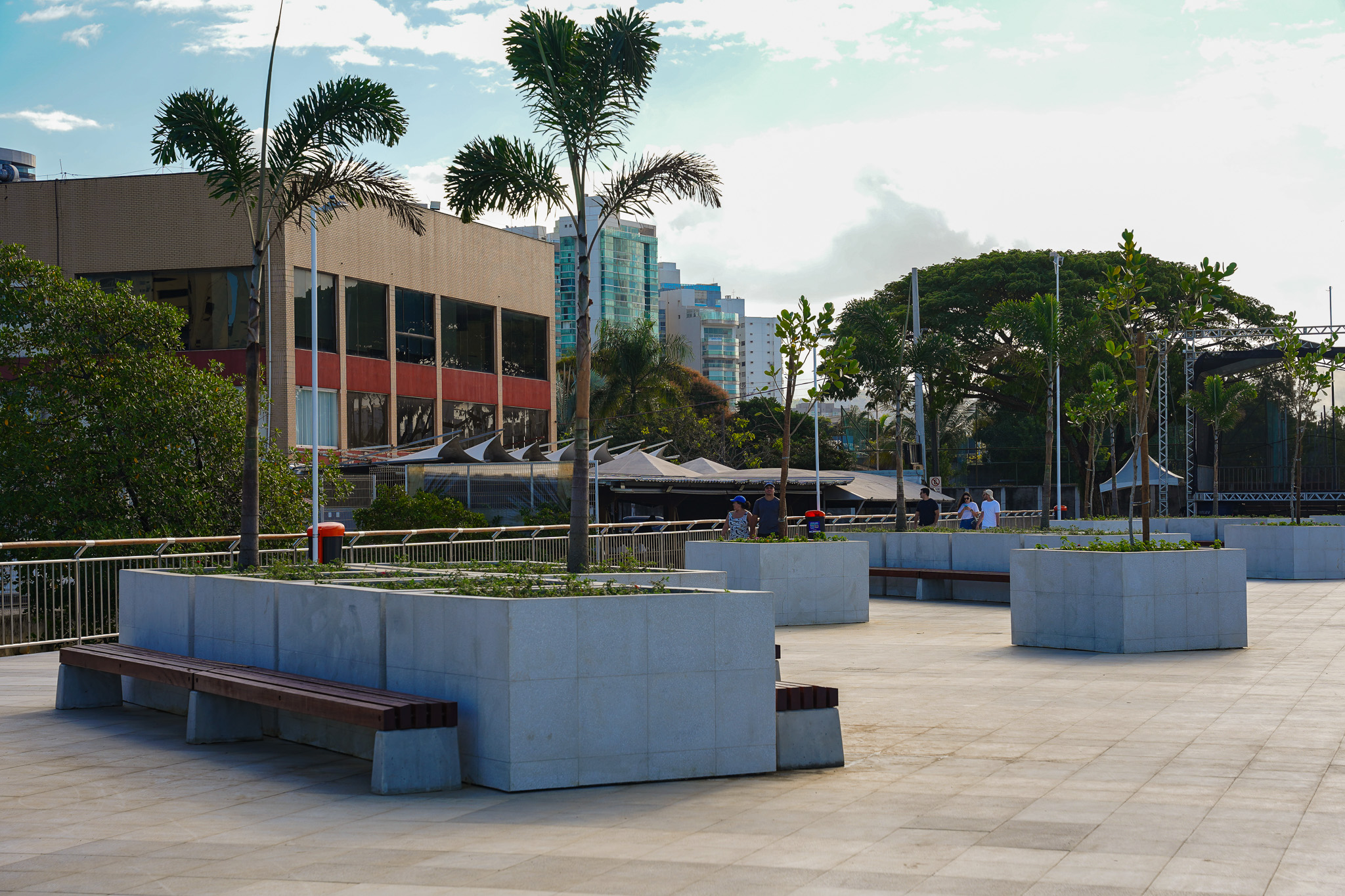 Parte da nova orla do Canal de Camburi, na Praia do Canto, foi inaugurada