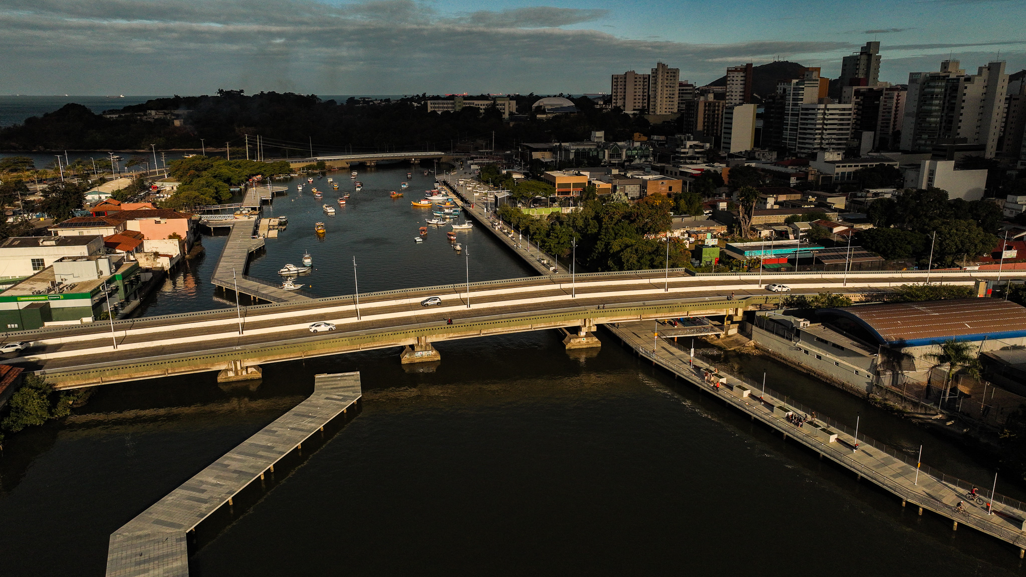Parte da nova orla do Canal de Camburi, na Praia do Canto, foi inaugurada