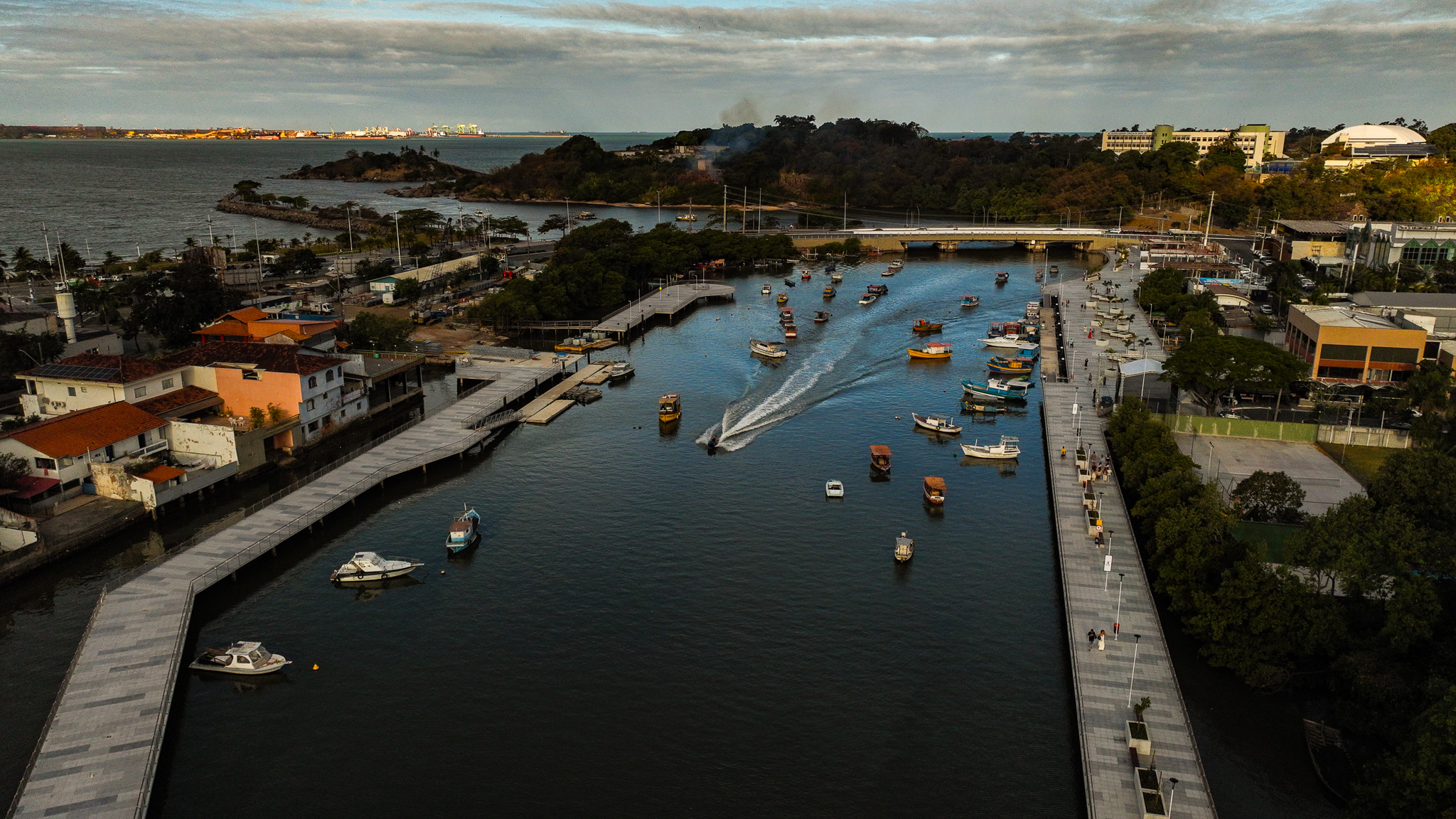 Parte da nova orla do Canal de Camburi, na Praia do Canto, foi inaugurada