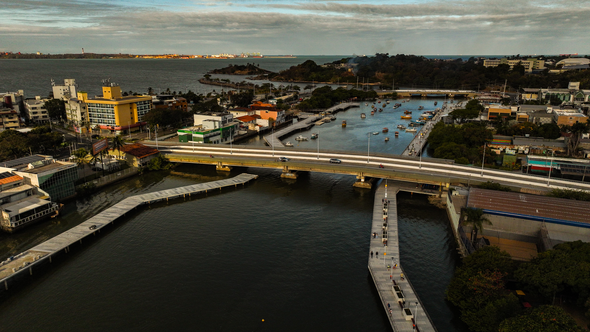 Parte da nova orla do Canal de Camburi, na Praia do Canto, foi inaugurada
