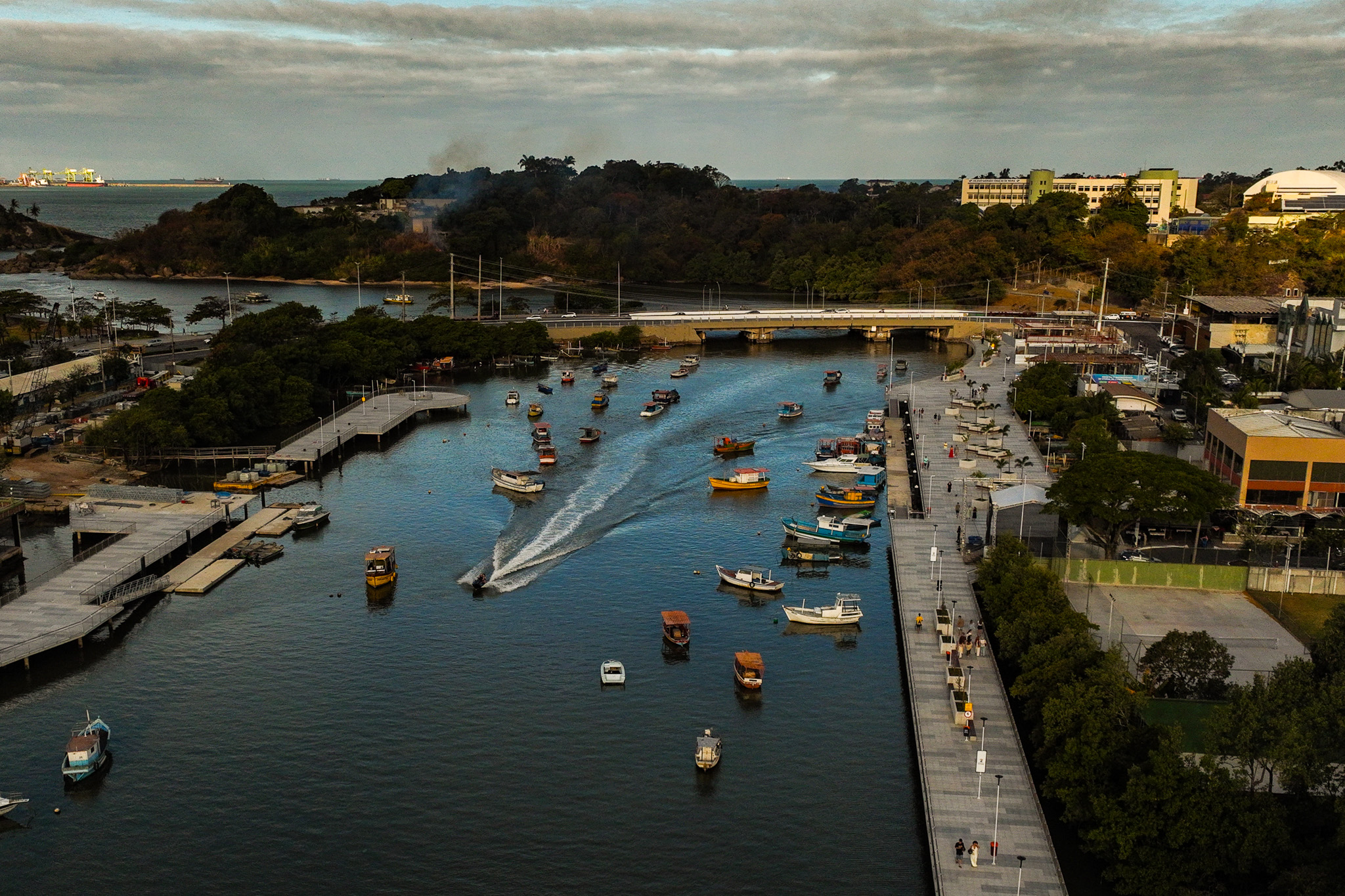 Parte da nova orla do Canal de Camburi, na Praia do Canto, foi inaugurada