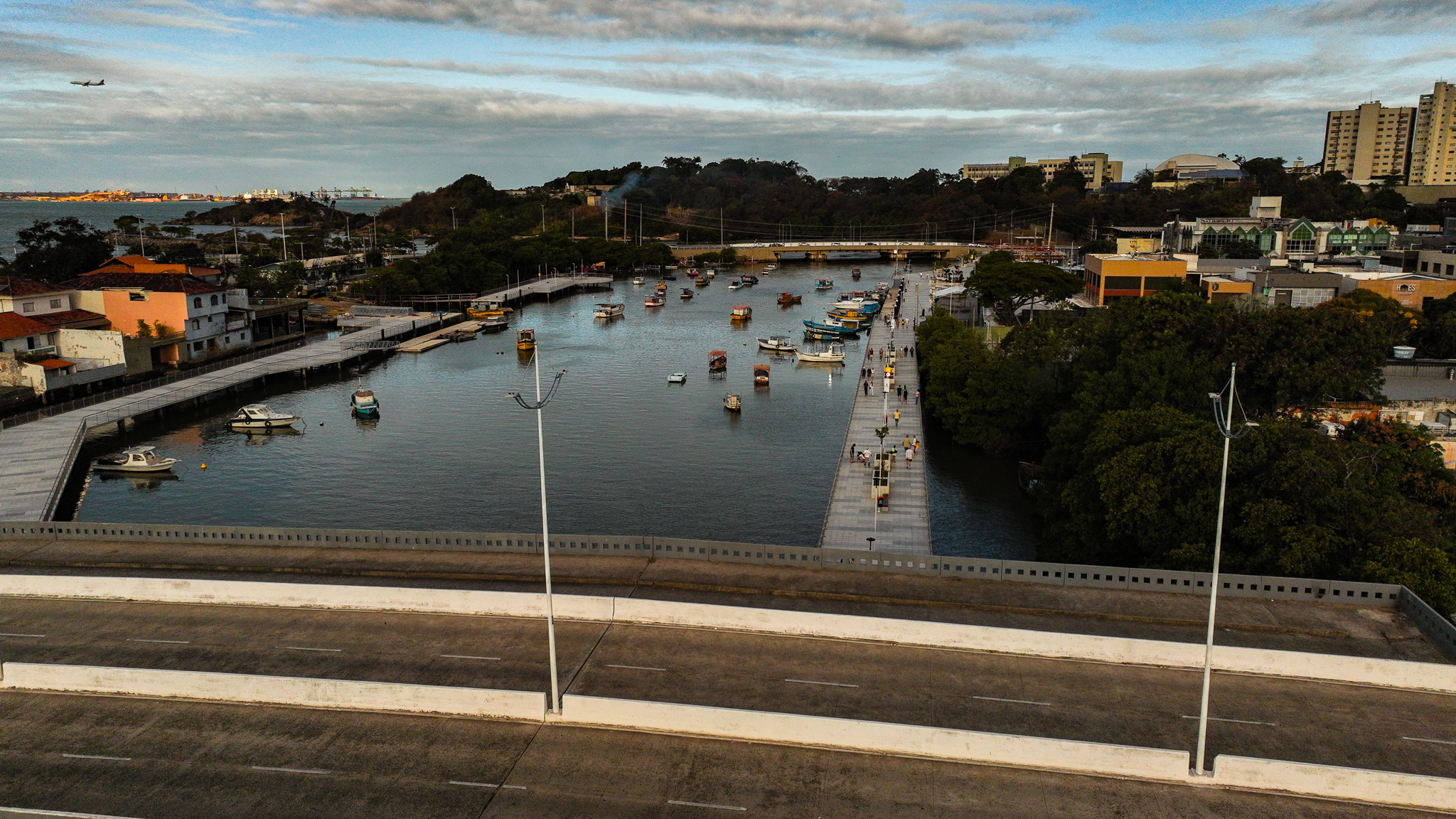 Parte da nova orla do Canal de Camburi, na Praia do Canto, foi inaugurada