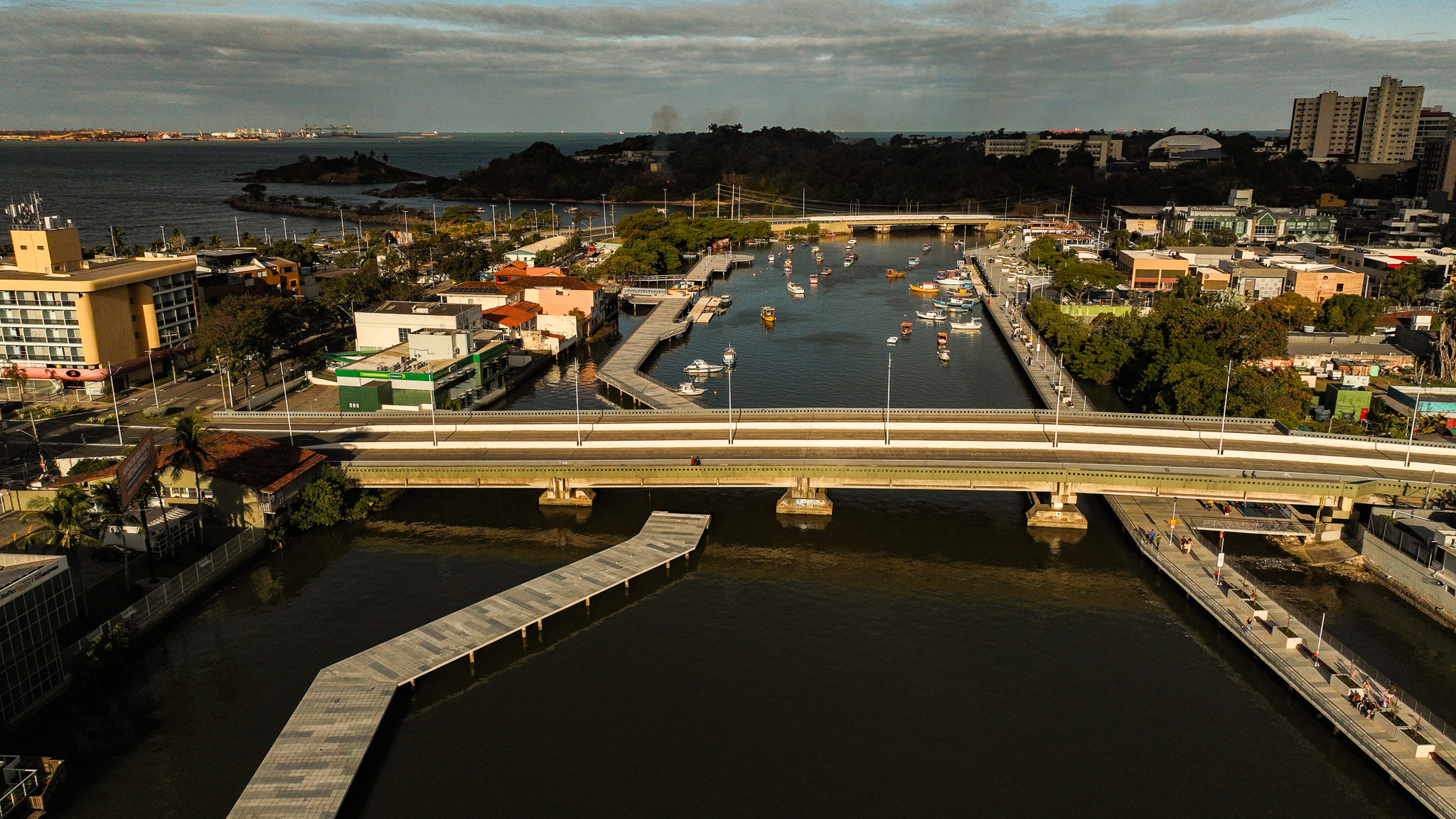 Parte da nova orla do Canal de Camburi, na Praia do Canto, foi inaugurada
