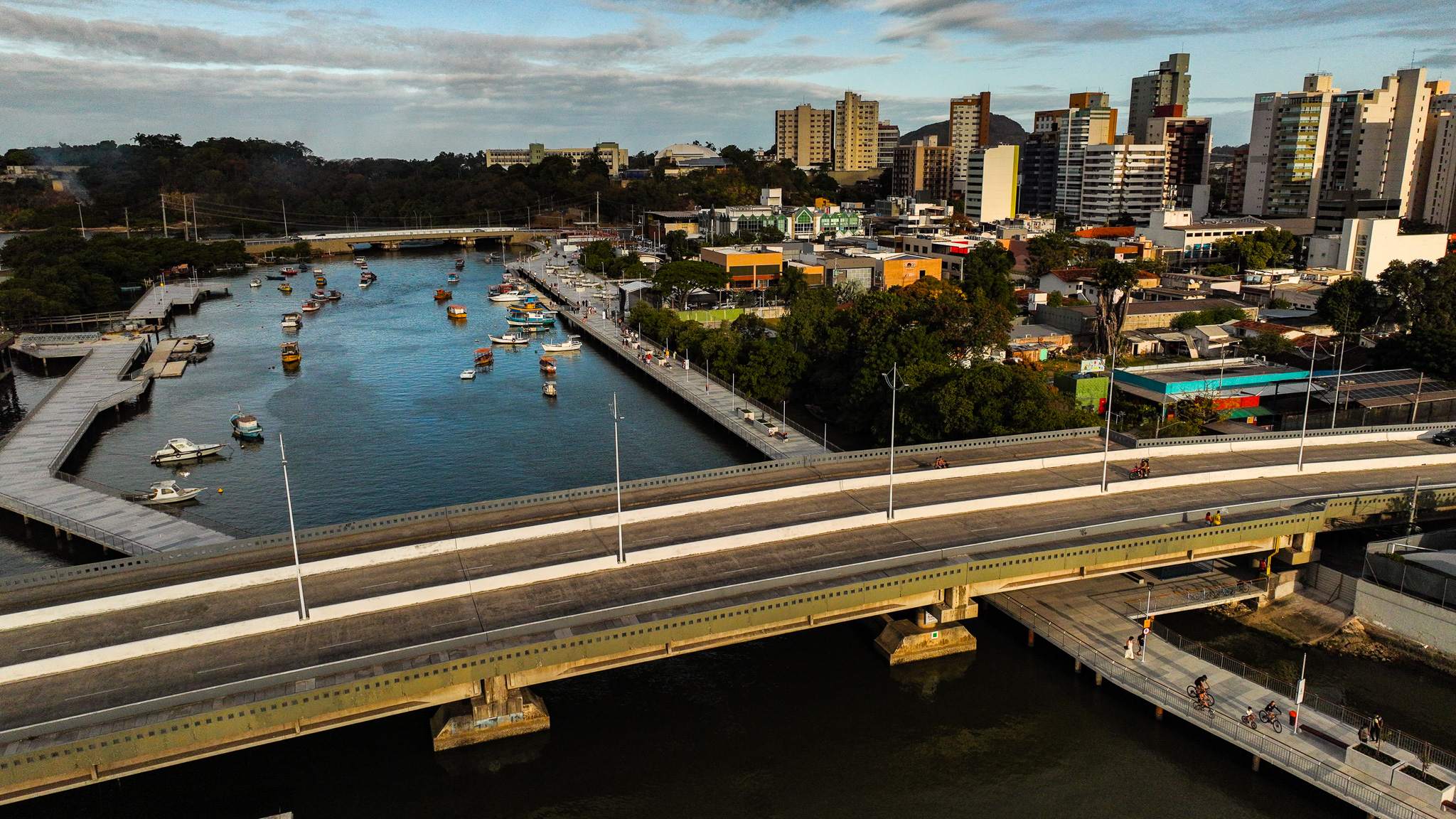 Parte da nova orla do Canal de Camburi, na Praia do Canto, foi inaugurada