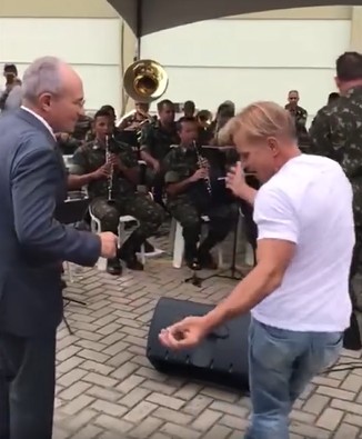 Paulo Hartung e Sérgio Meneguelli dançam a canção "Para bailar la bamba" em evento do Governo do ES em 2018
