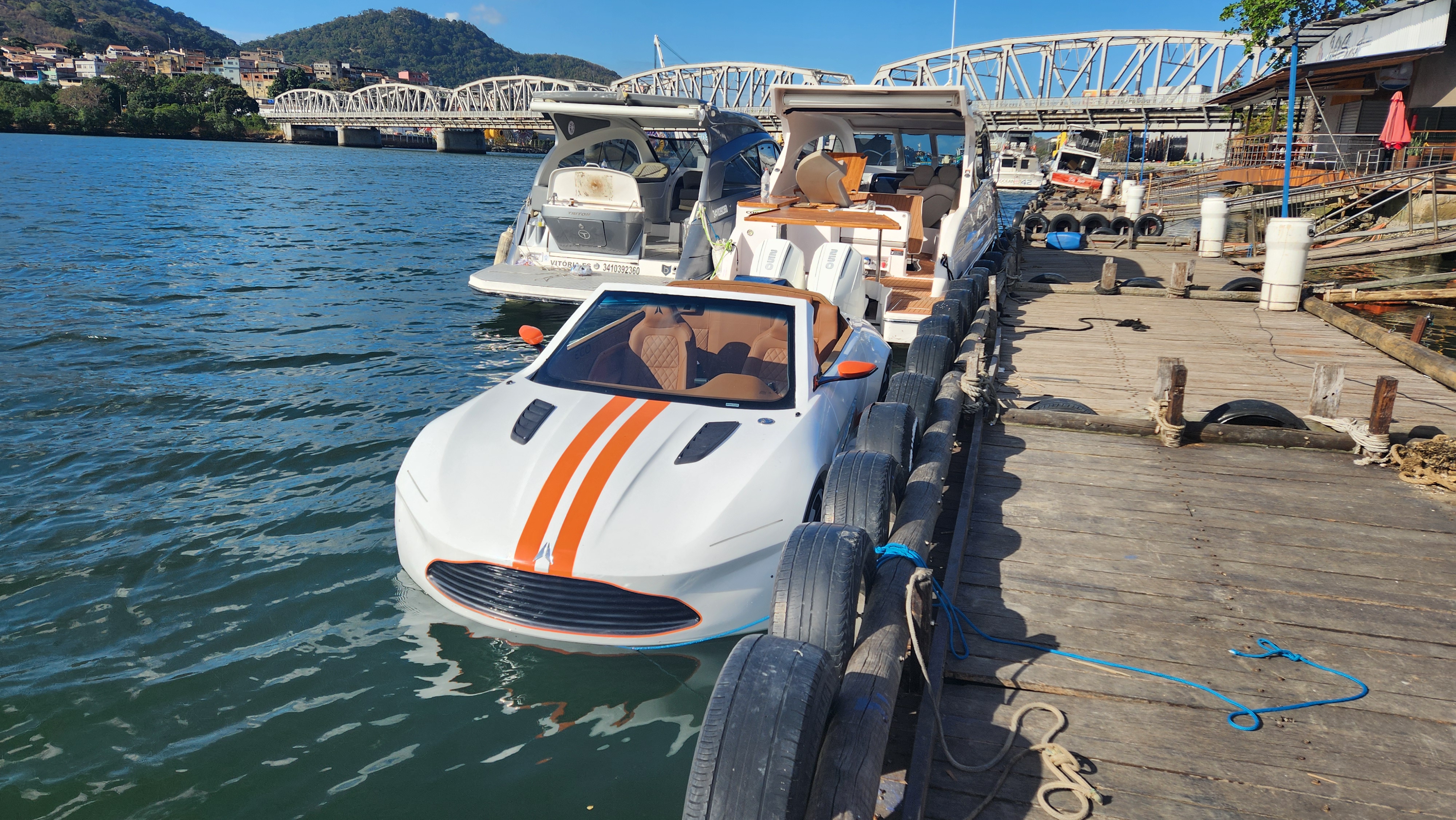 Lancha em formato de carro esportivo chama a atenção na Baía de Vitória