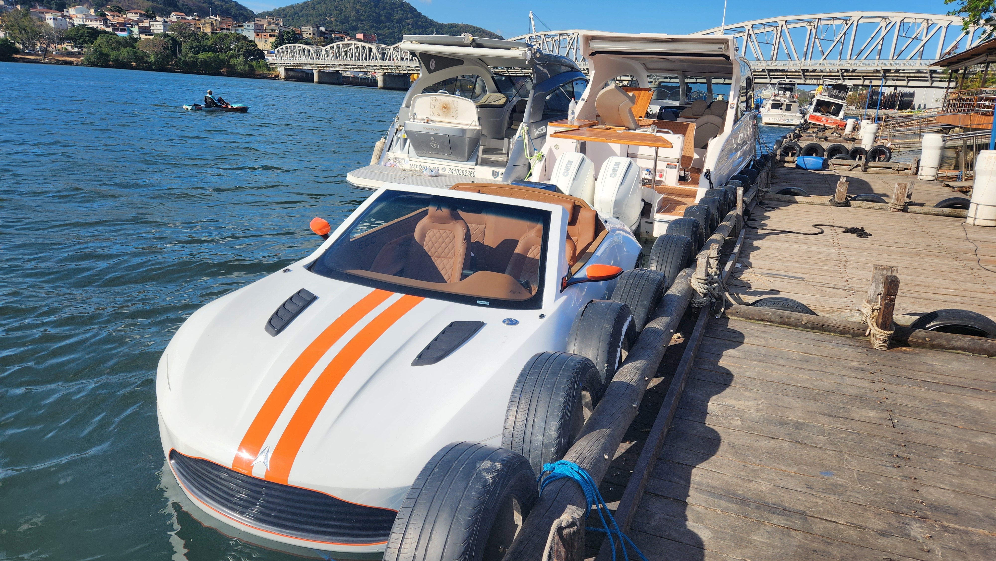 Lancha em formato de carro esportivo chama a atenção na Baía de Vitória