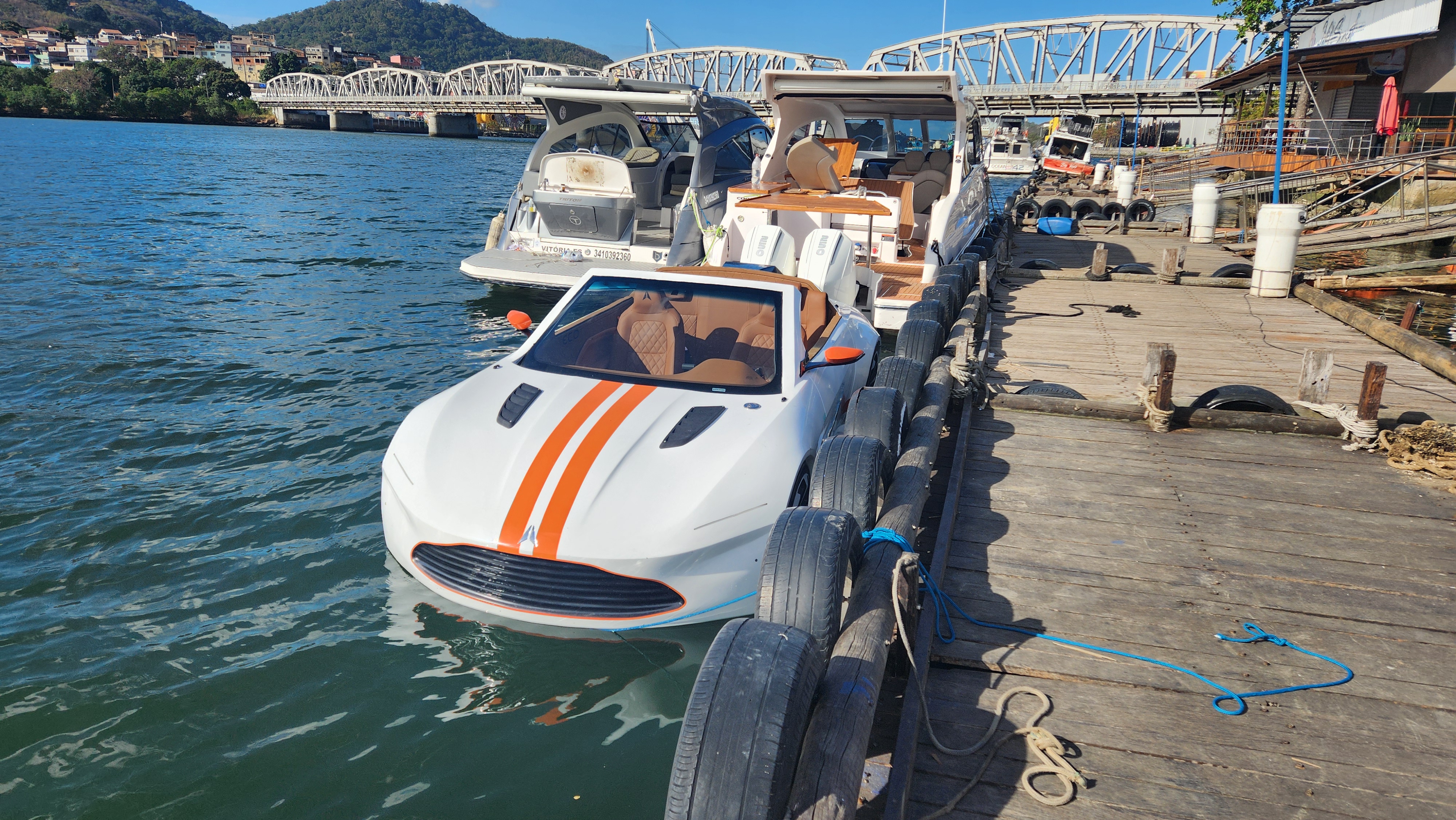 Lancha em formato de carro esportivo chama a atenção na Baía de Vitória