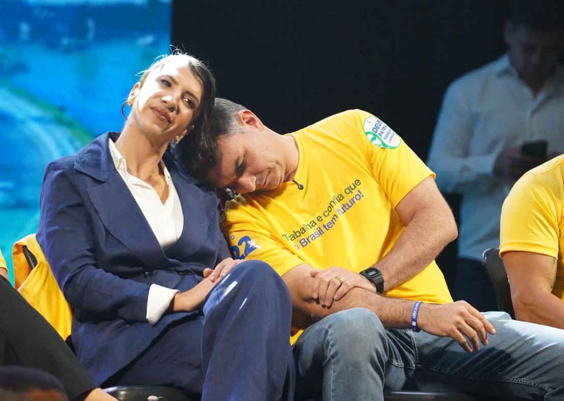 Flávio Bolsonaro repousa a cabeça no ombro de Maguinha Malta