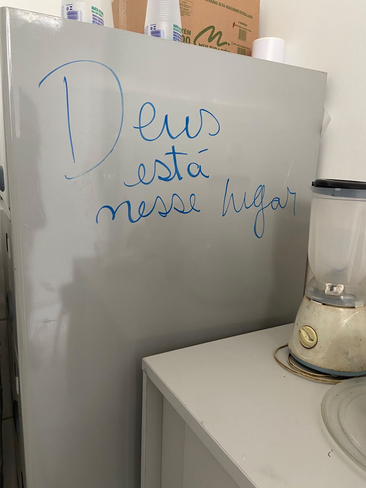 A mensagem que ficou intacta na cozinha do Arquivo Geral do Tribunal de Justiça do ES, na Serra