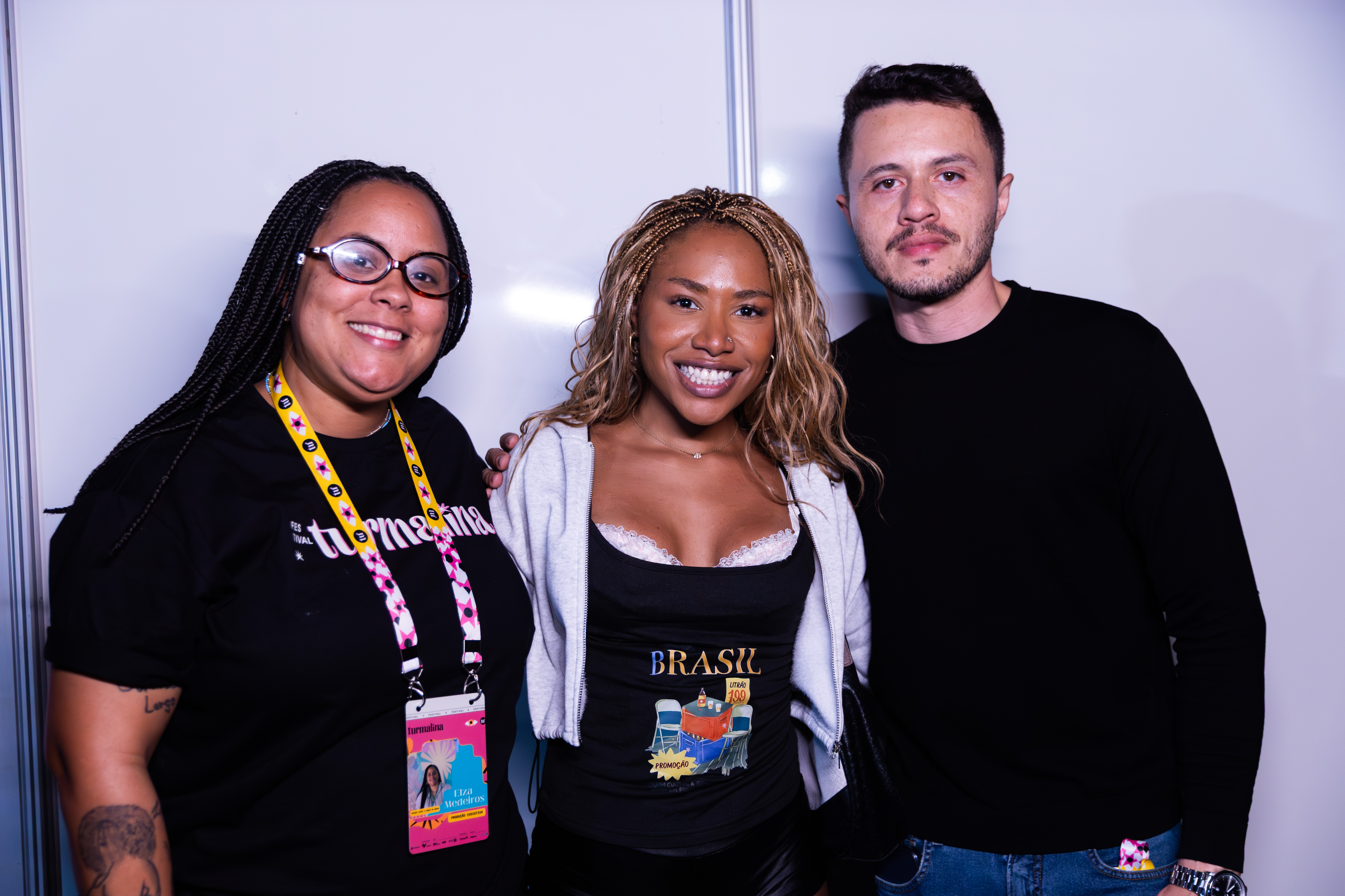 A rapper Ebony, atração principal do Festival Turmalina, entre os produtores do evento Elza Medeiros e Julio Cesar Pires na estreia do festival que aconteceu no último sábado (18), no Cais das Artes.