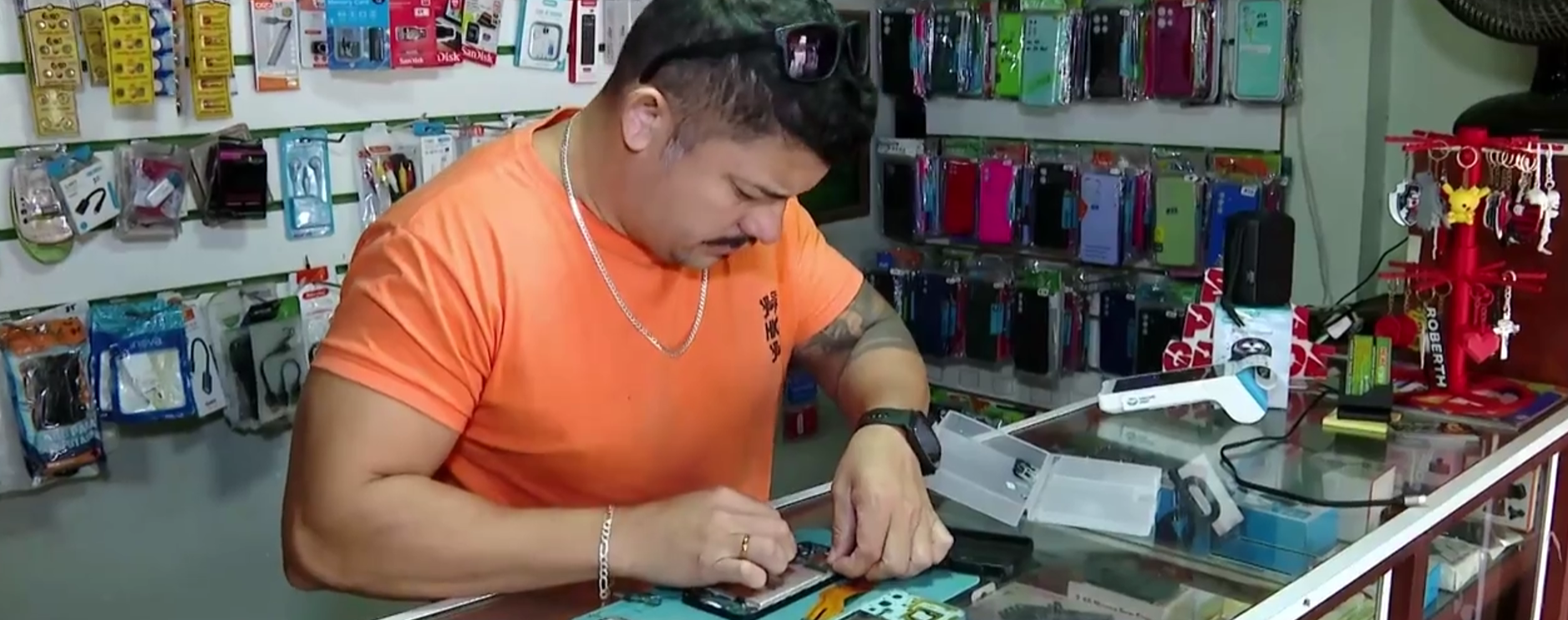 Roberth Lima também escuta reclamação de clientes