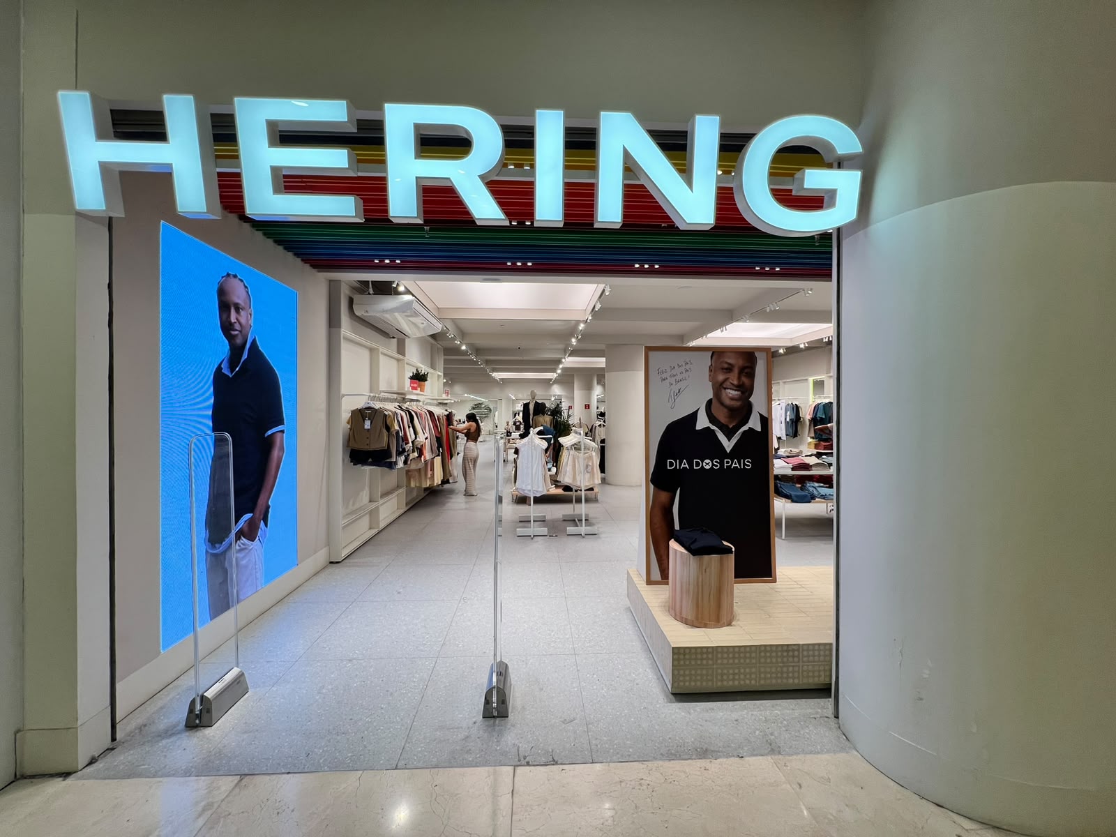Hering: camiseta Worls uma peça por R$ 69,99, três peças por R$ 59,99 cad,. Camisa masculina jeans por R$ 249,99. Bermuda Chino uma peça por R$149,99, duas peças ou mais por R$ 129,99 cada.