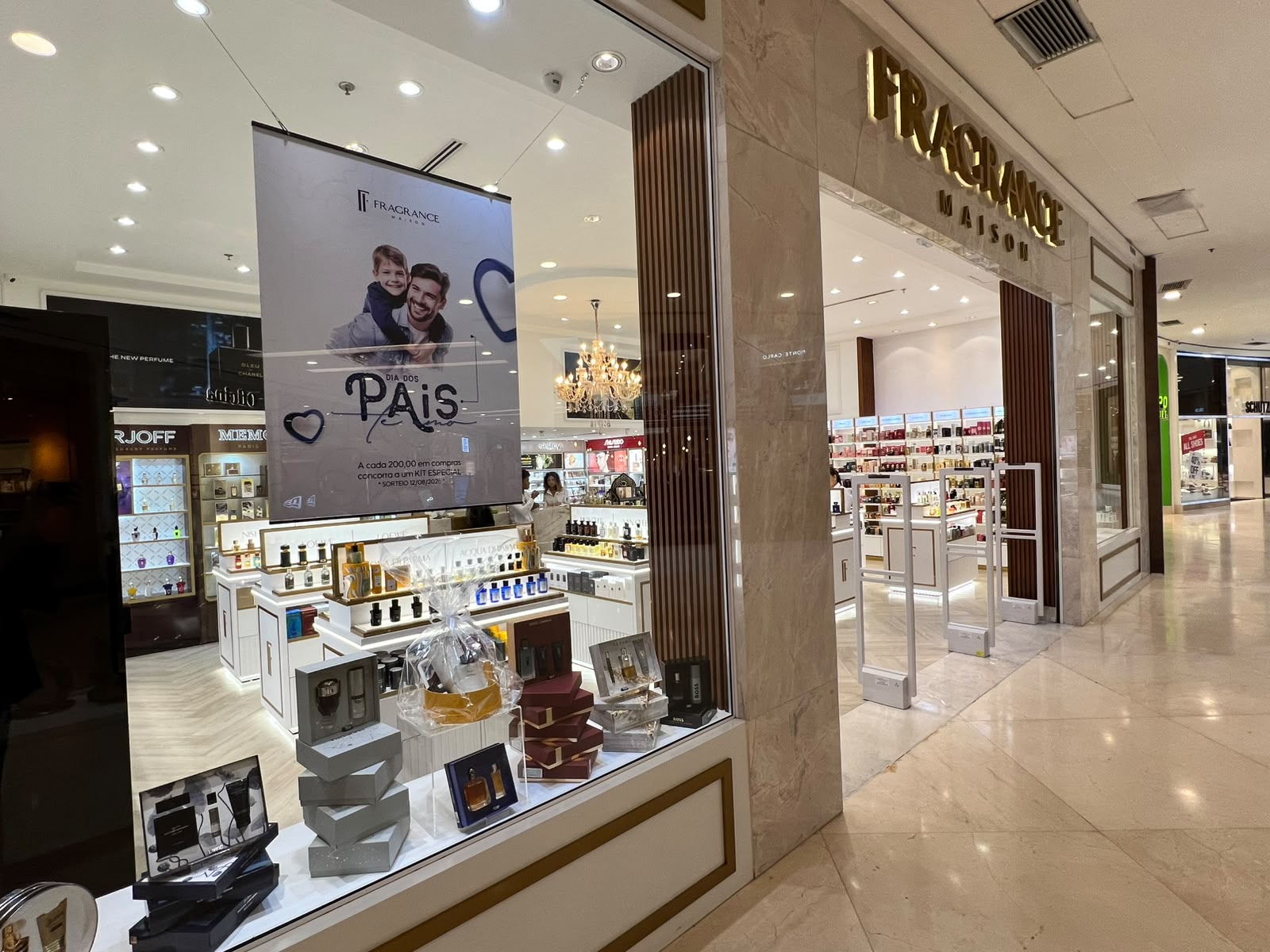 Fragrance Maison: a cada R$ 200 em compras, concorra a um kit especial com fragrâncias, garrafa térmica e necessaire.