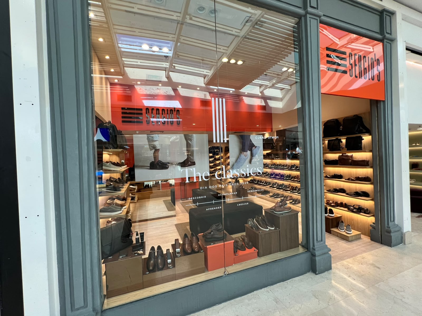 Sergio_s(2).jpgSergio’s: carteira de couro marrom por R$129, cinto de couro marrom por R$ 279, sapato masculino em couro marrom por R$ 649,90, mocassim masculino casual por R$ 589,90.