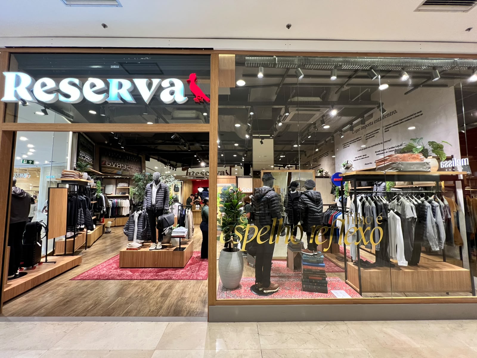 Reserva(3).jpgReserva: jaqueta Puffer adulta e mini por R$ 999 cada. Camisa Oxford adulta por R$ 499 e mini por R$ 299. Calça skinny color adulta por R$ 499 e mini por R$ 359. Boné veludo por R$ 359.