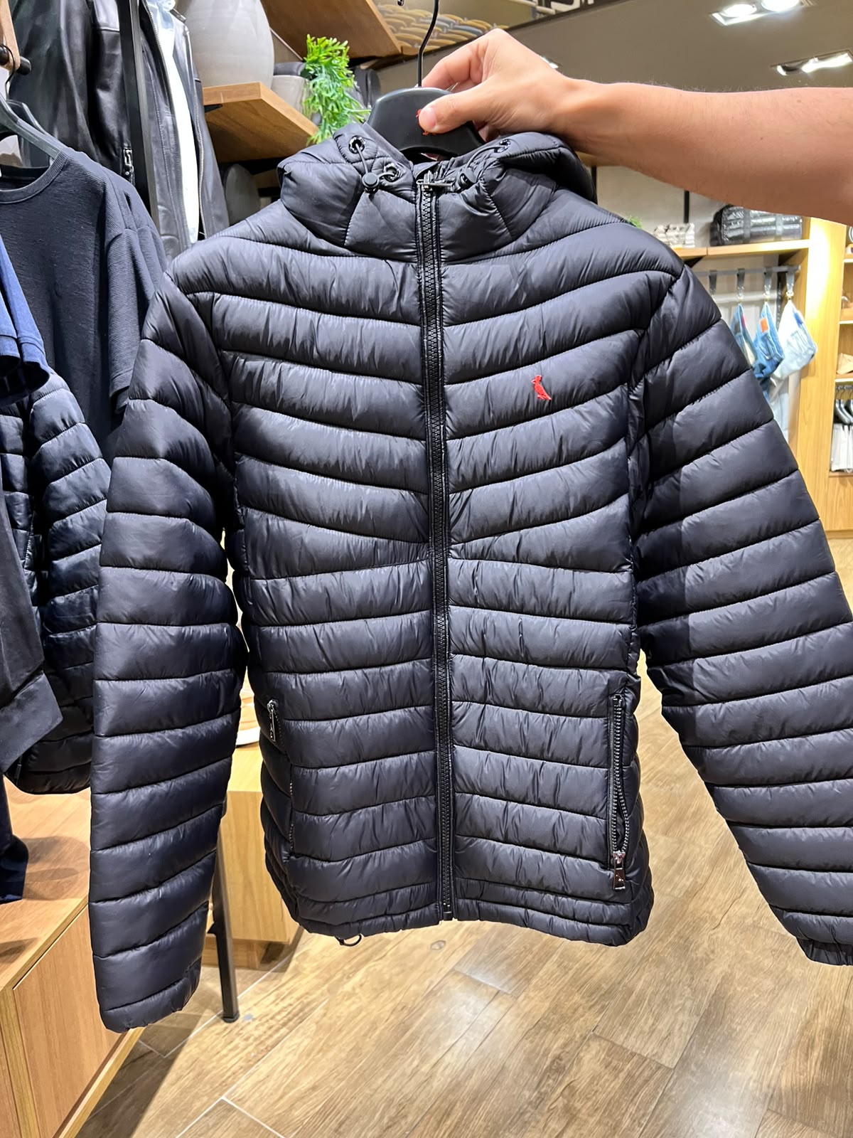 Reserva: jaqueta Puffer adulta e mini por R$ 999 cada.
