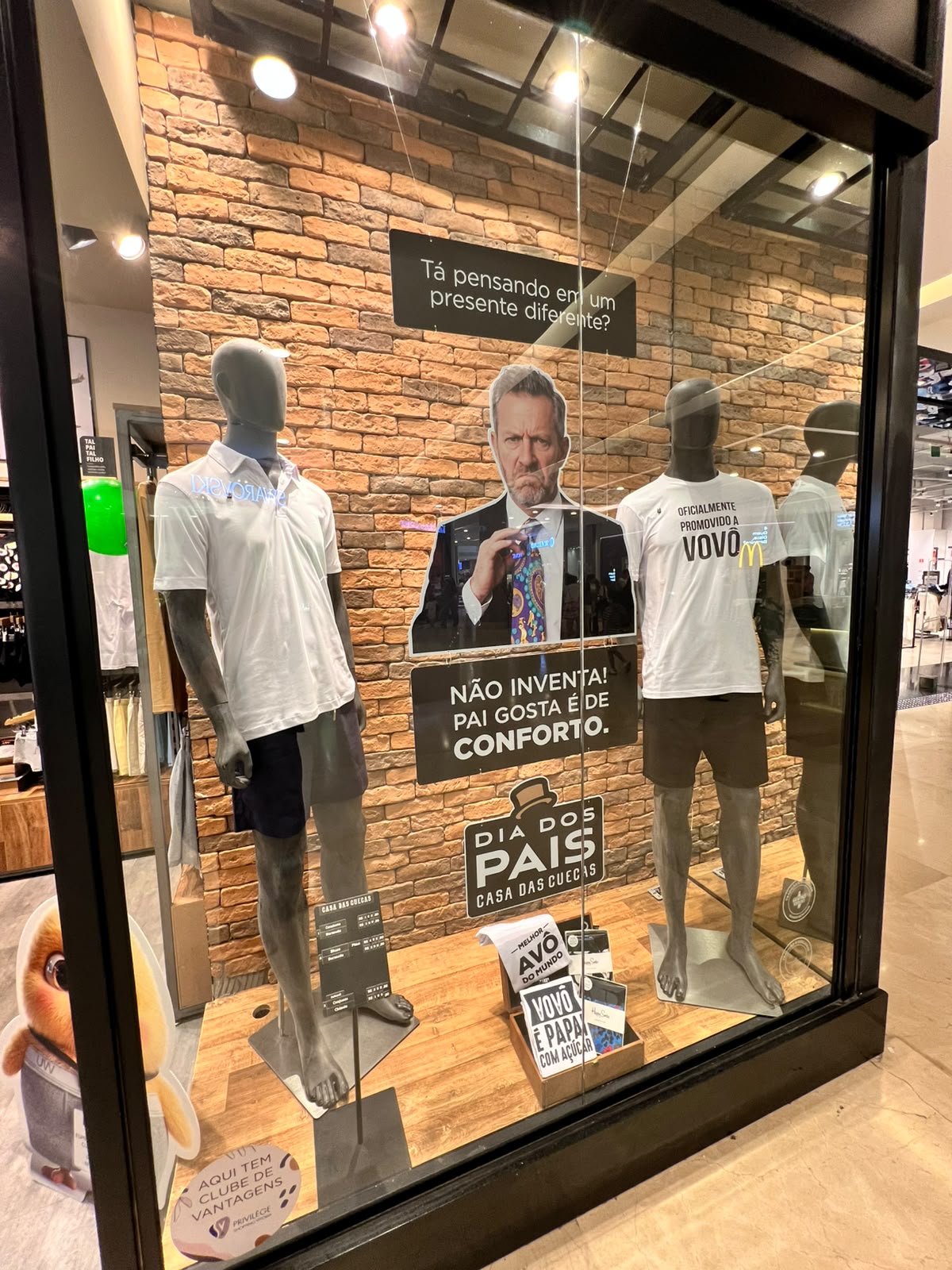 Casa das Cuecas: camisetas com frases em homenagem a pais e avôs por R$ 189,90 cada. Bermuda por R$ 399,90. Cueca Happy Socks por R$89.