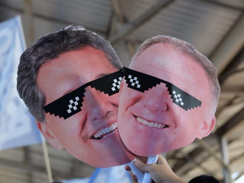 Máscaras de Ricardo Ferraço e Renato Casagrande