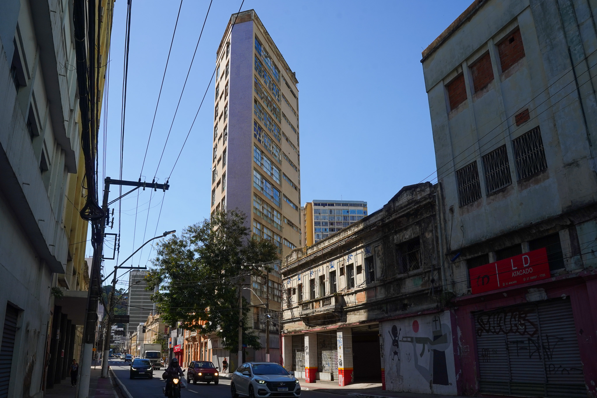 Prédios abandonados na Avenida Jerônimo Monteiro, no Centro de Vitória