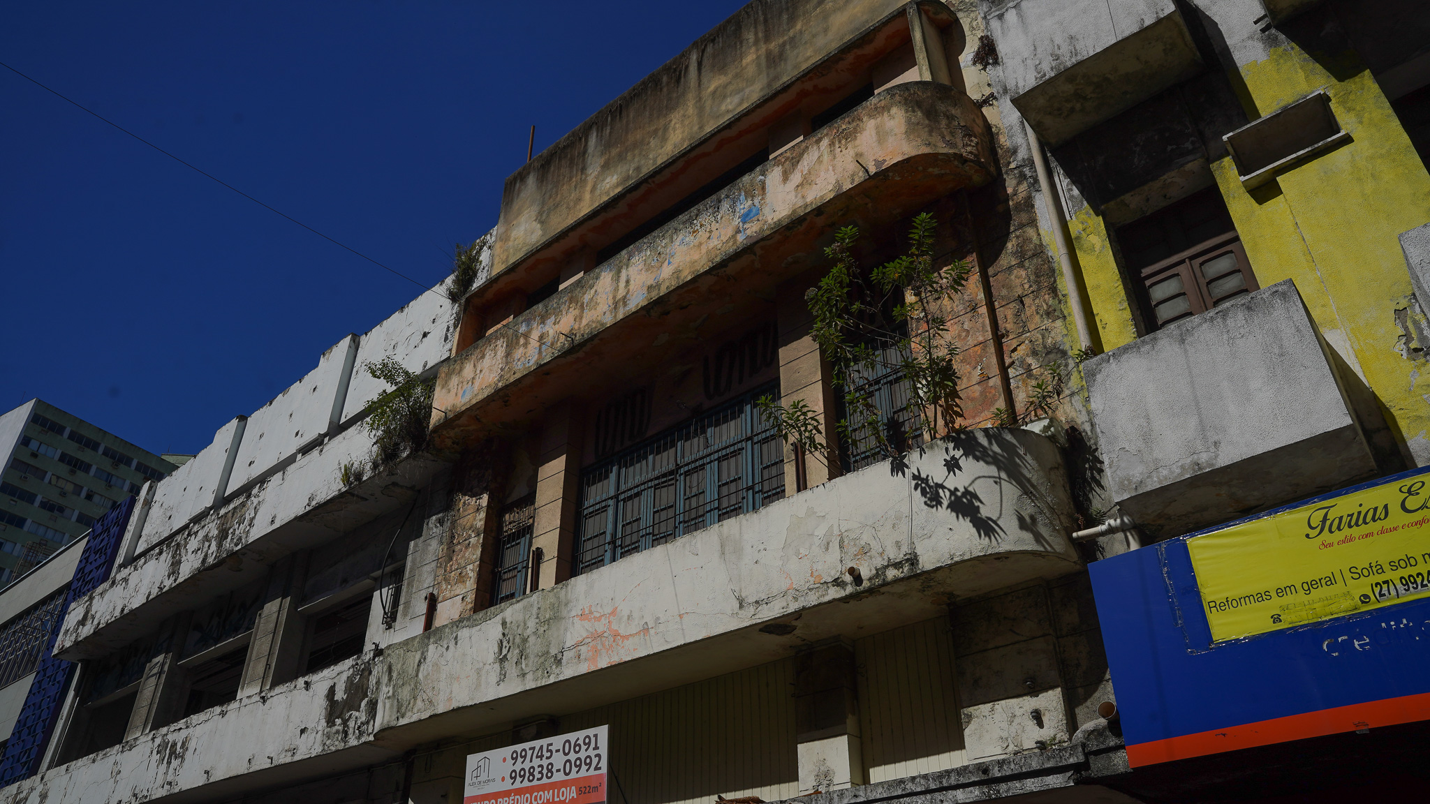 Prédios abandonados na Avenida Jerônimo Monteiro, no Centro de Vitória