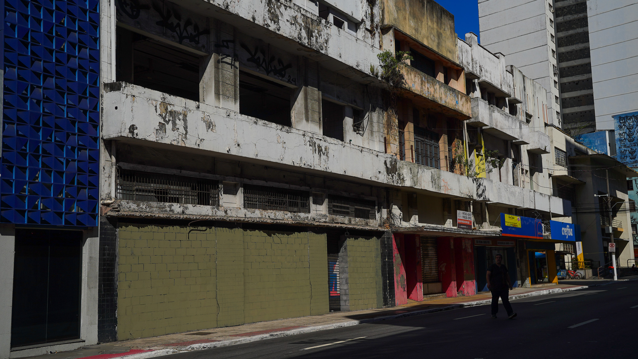 Prédios abandonados na Avenida Jerônimo Monteiro, no Centro de Vitória