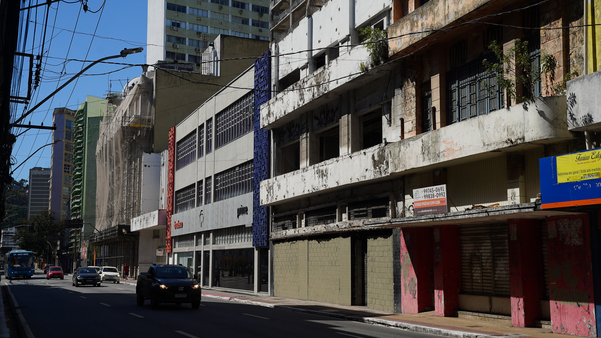 Prédios abandonados na Avenida Jerônimo Monteiro, no Centro de Vitória