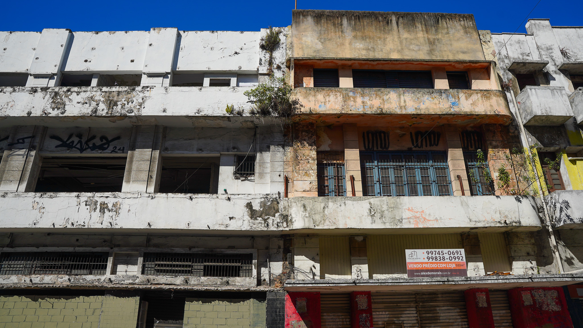 Prédios abandonados na Avenida Jerônimo Monteiro, no Centro de Vitória