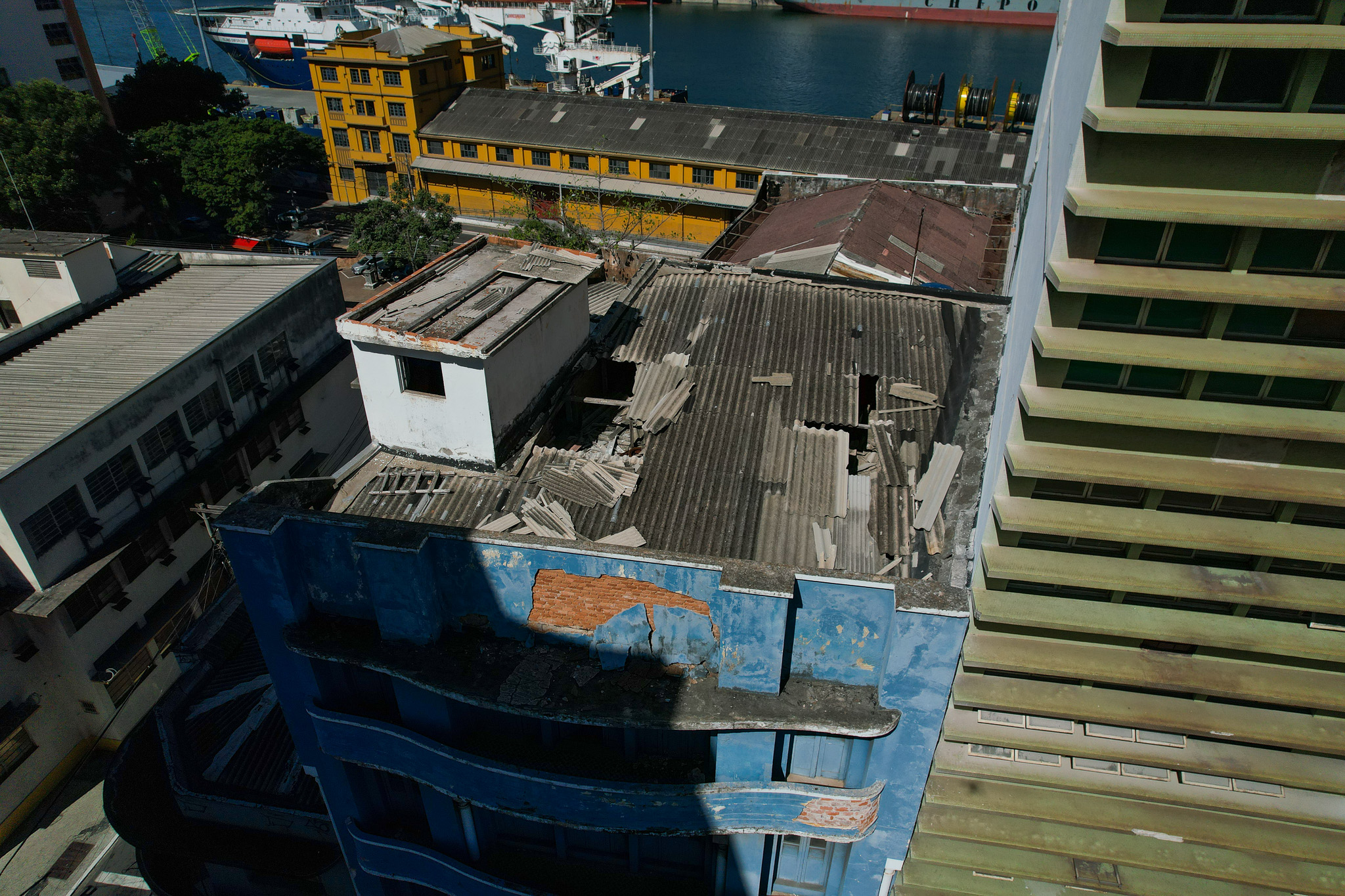 Prédios abandonados na Avenida Jerônimo Monteiro, no Centro de Vitória