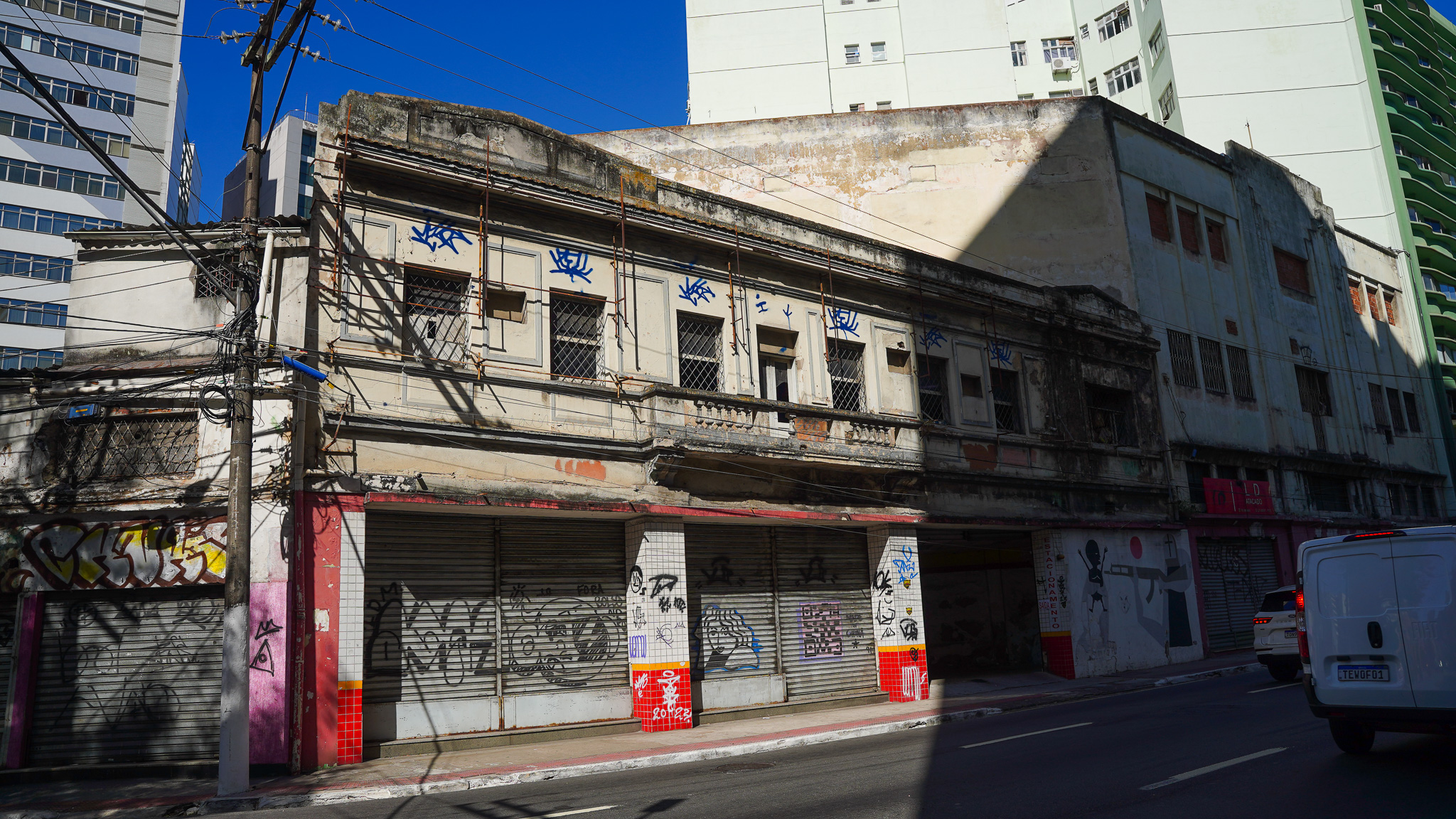 Prédios abandonados na Avenida Jerônimo Monteiro, no Centro de Vitória
