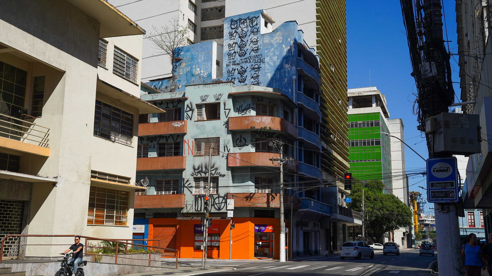 Prédios abandonados na Avenida Jerônimo Monteiro, no Centro de Vitória