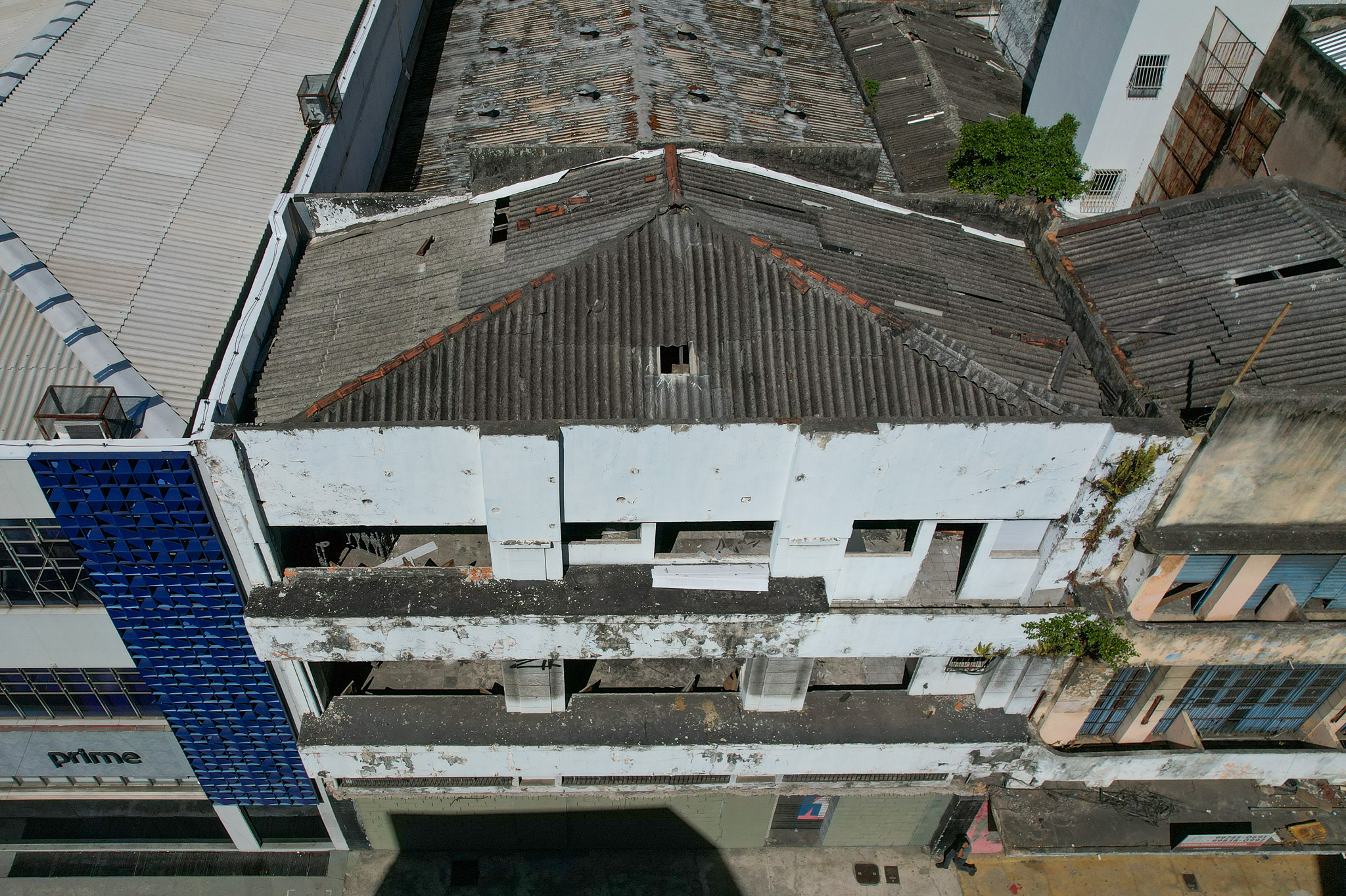 Prédios abandonados na Avenida Jerônimo Monteiro, no Centro de Vitória