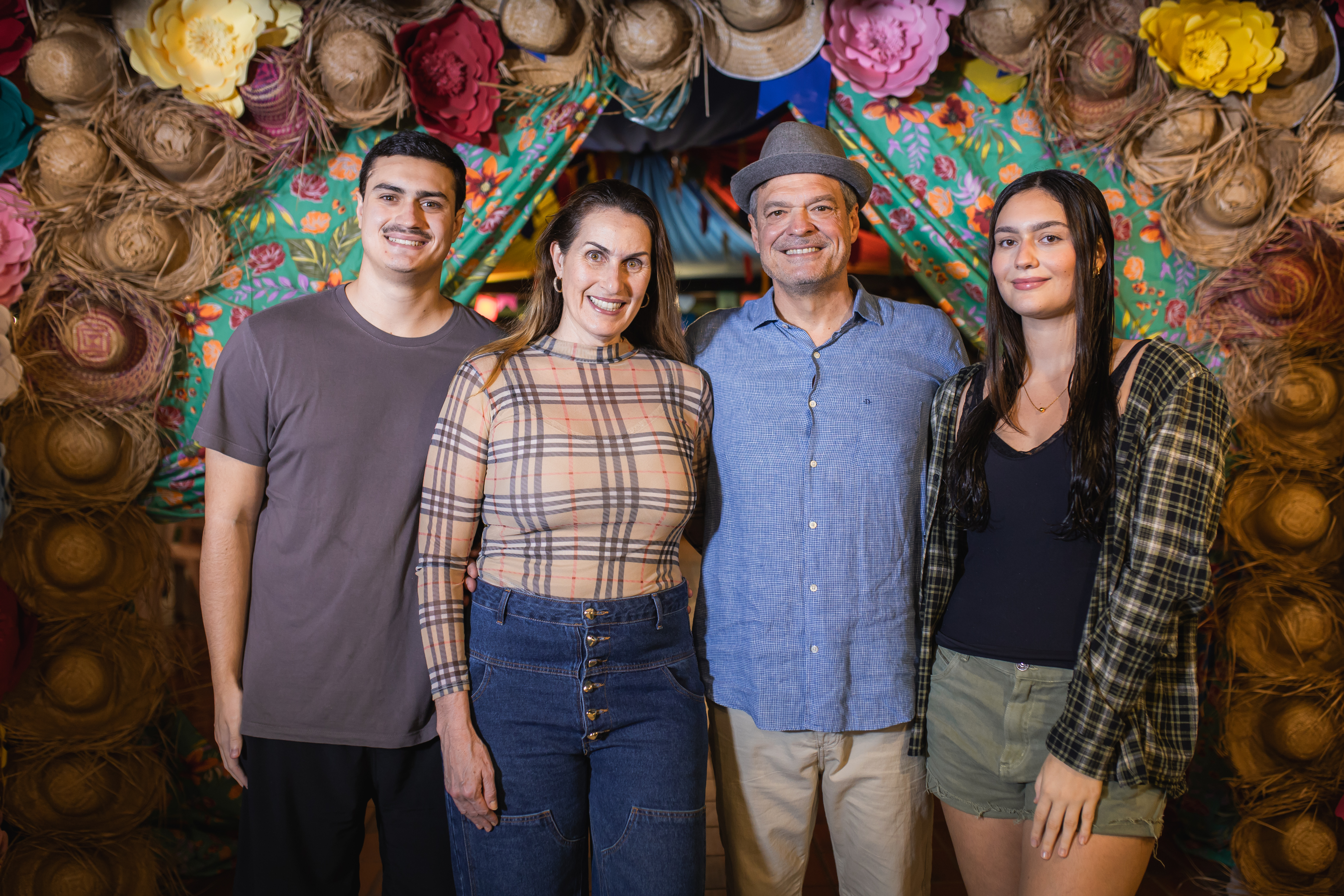 Rita Ferraz e Lucio Guarçoni e os filhos