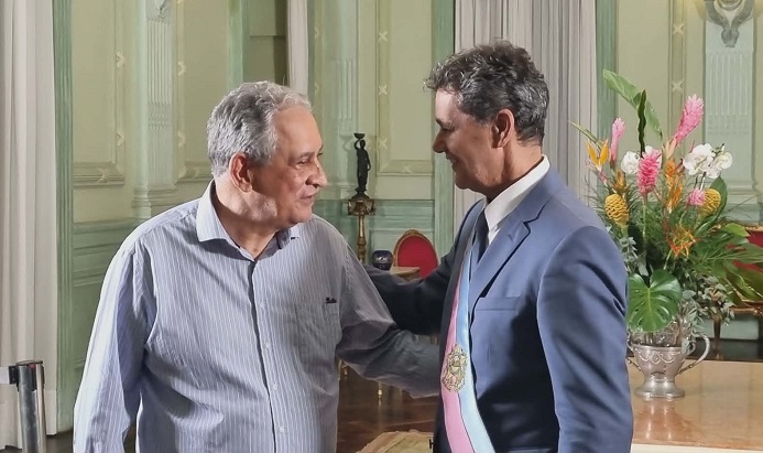 Enivaldo cumprimenta Ricardo Ferraço no dia da posse dele como governador (02/04/2026)