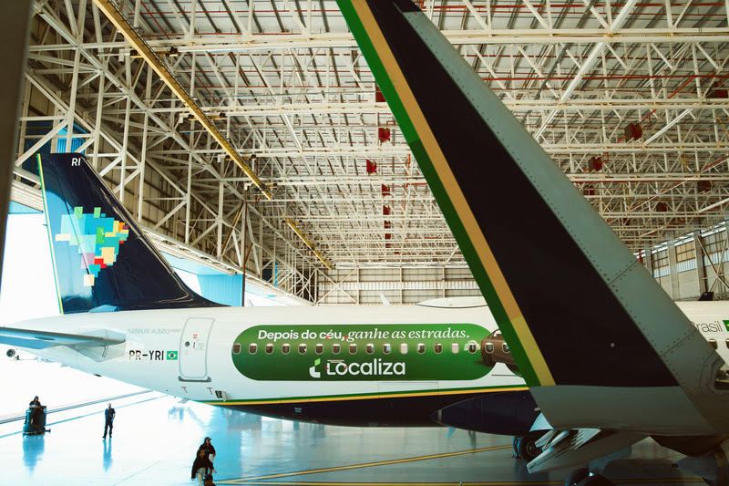 Localiza envelopa avião da Azul e transformam viagem em experiência de marca