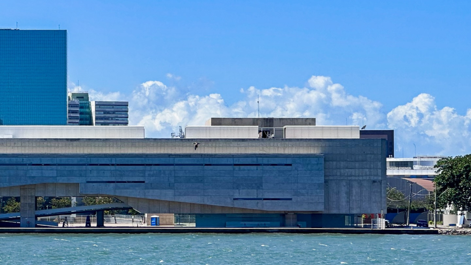 Área externa do Cais das Artes, em Vitória
