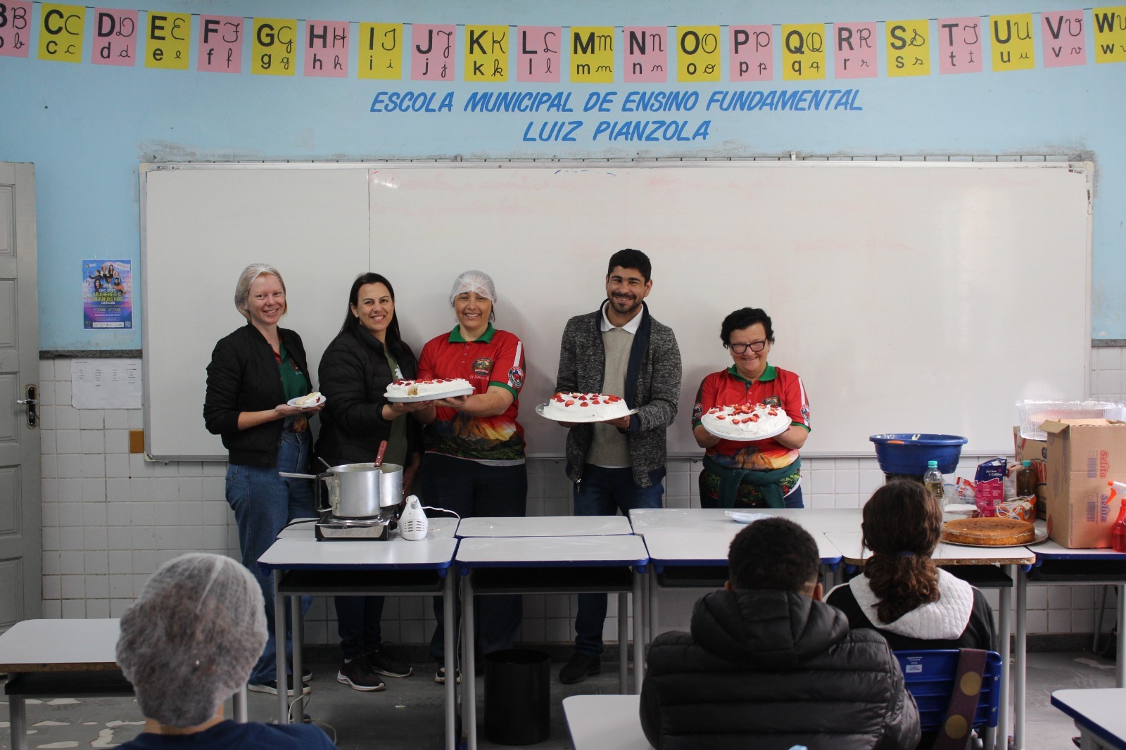 Alunos aprendem a fazer torta de morango na Escola Municipal de Ensino Fundamental Luiz Pianzola