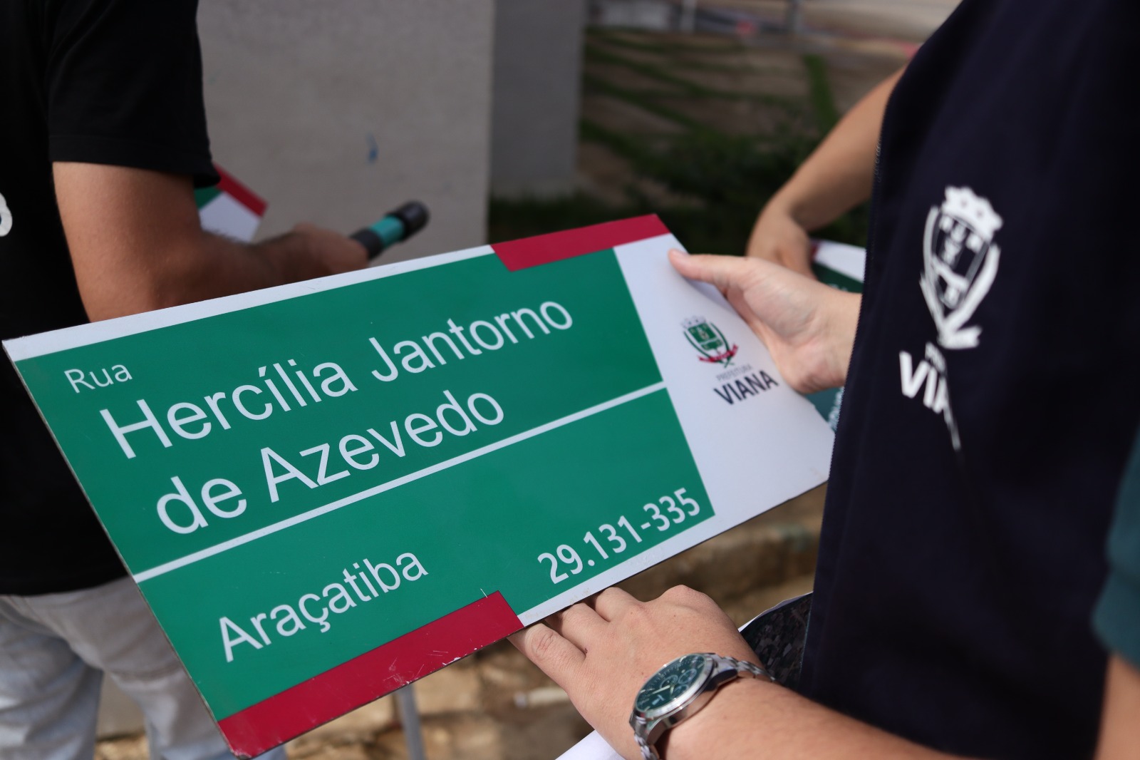 As placas têm as cores oficiais do município