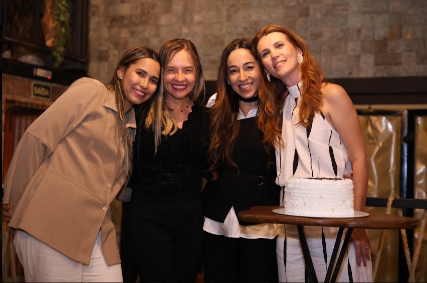 A arquiteta Priscila Maciel ao lado das empresárias Cris Loureiro, Flávia Mirela Izoton e Anna Rigo durante encontro mensal da Rede Mulheres de Negócios