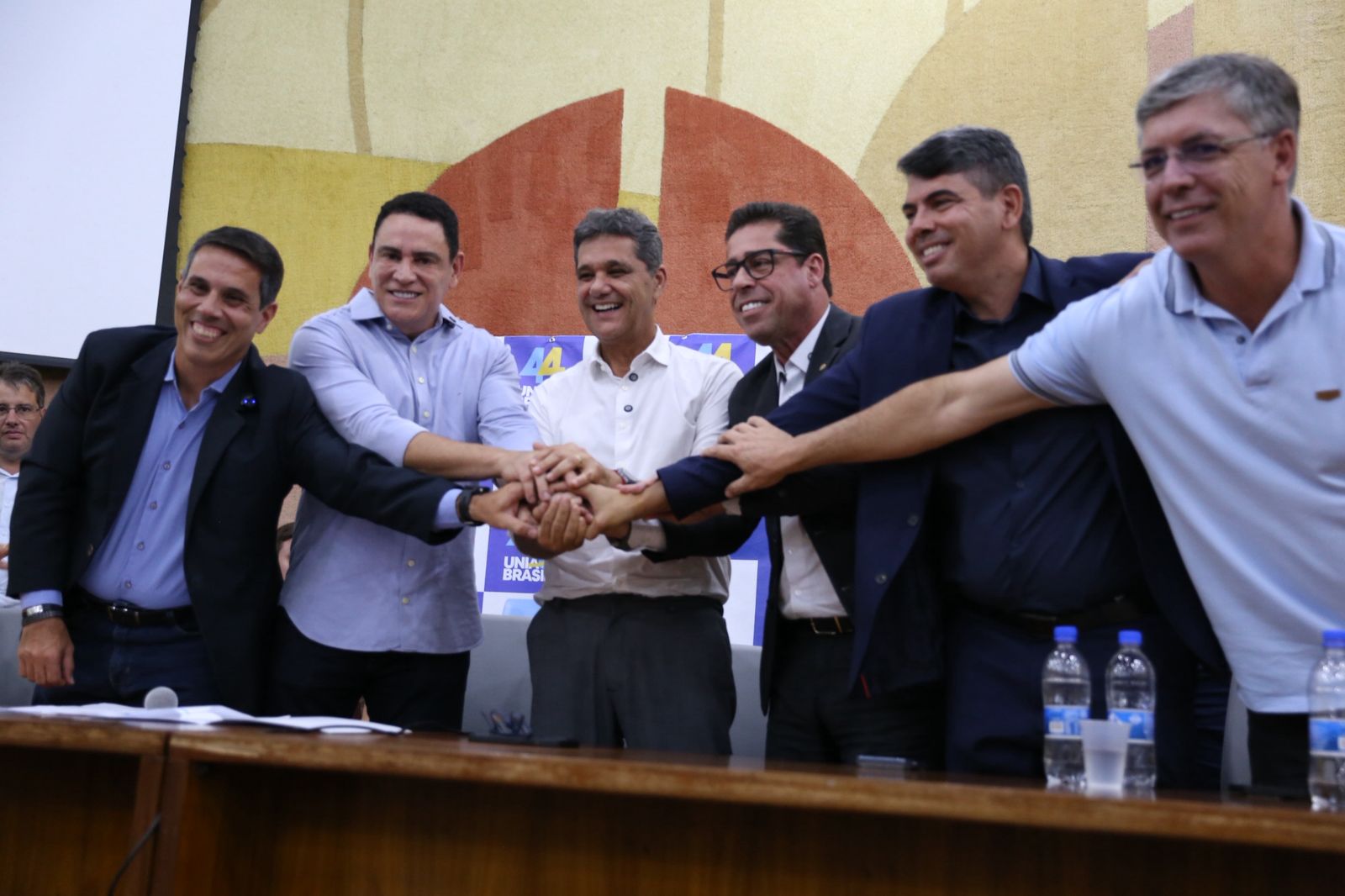 No sentido da leitura: Amaro Neto, Da Vitória, Ricardo Ferraço, Marcelo Santos, Messias Donato e Adilson Espindula. Federação União Progressista anuncia apoio a Ricardo (março de 2026)